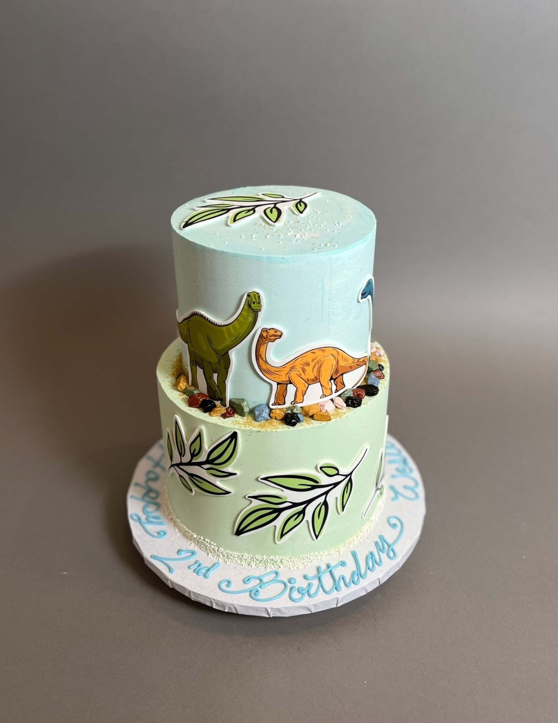 Dinosaur print &amp; leaves on buttercream - custom cake