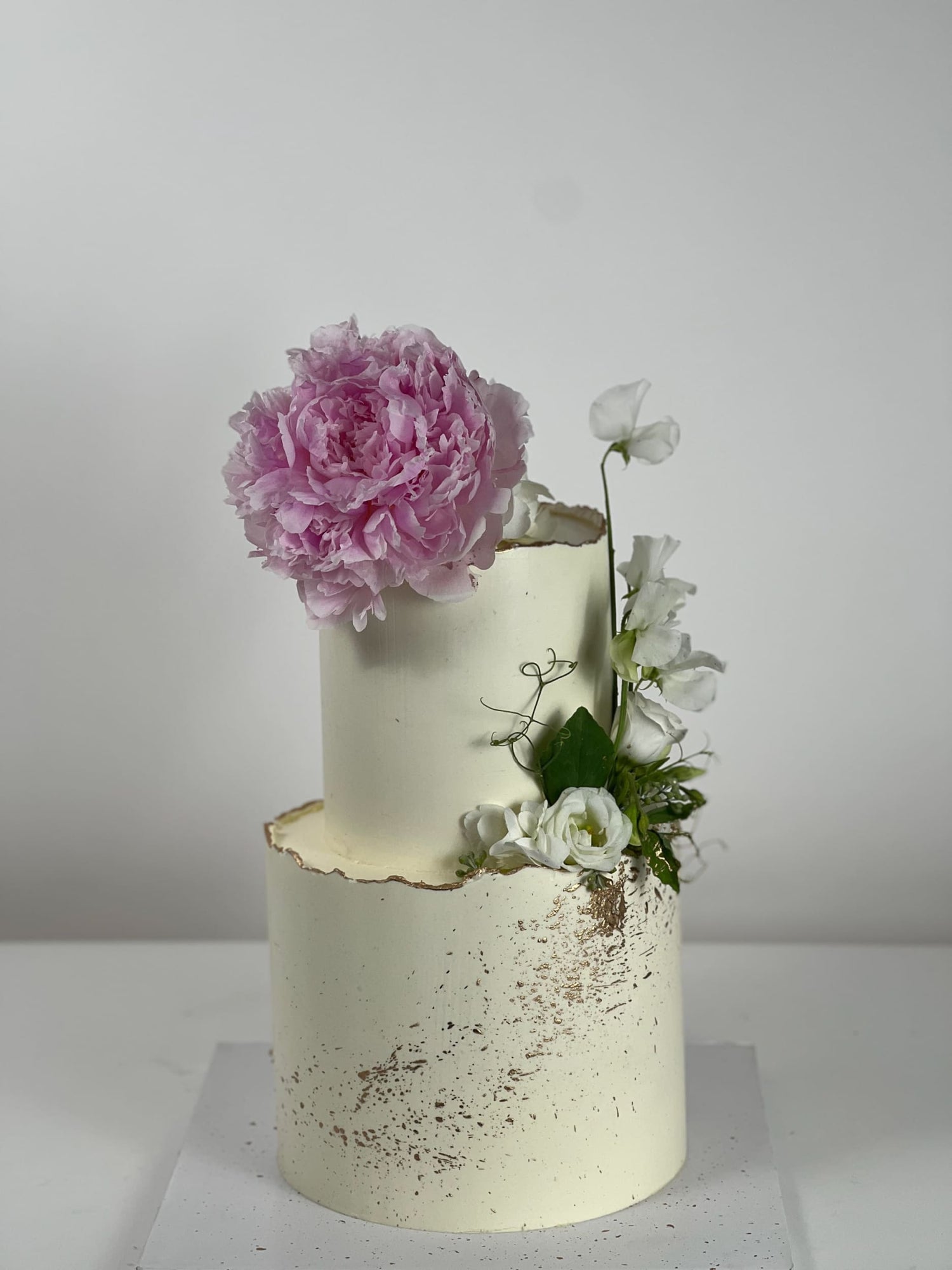 Fresh flower fantasy - wedding cake