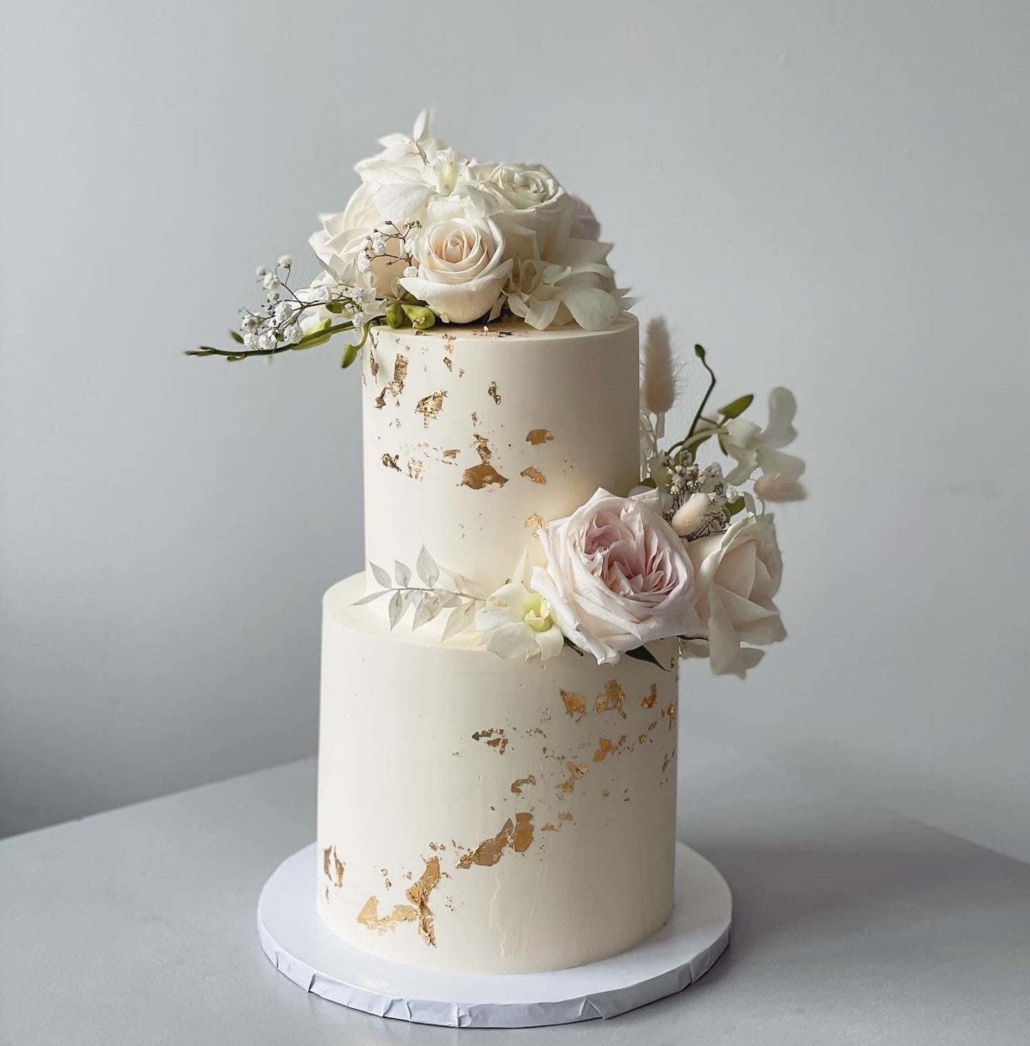 Fresh flower fantasy - wedding cake