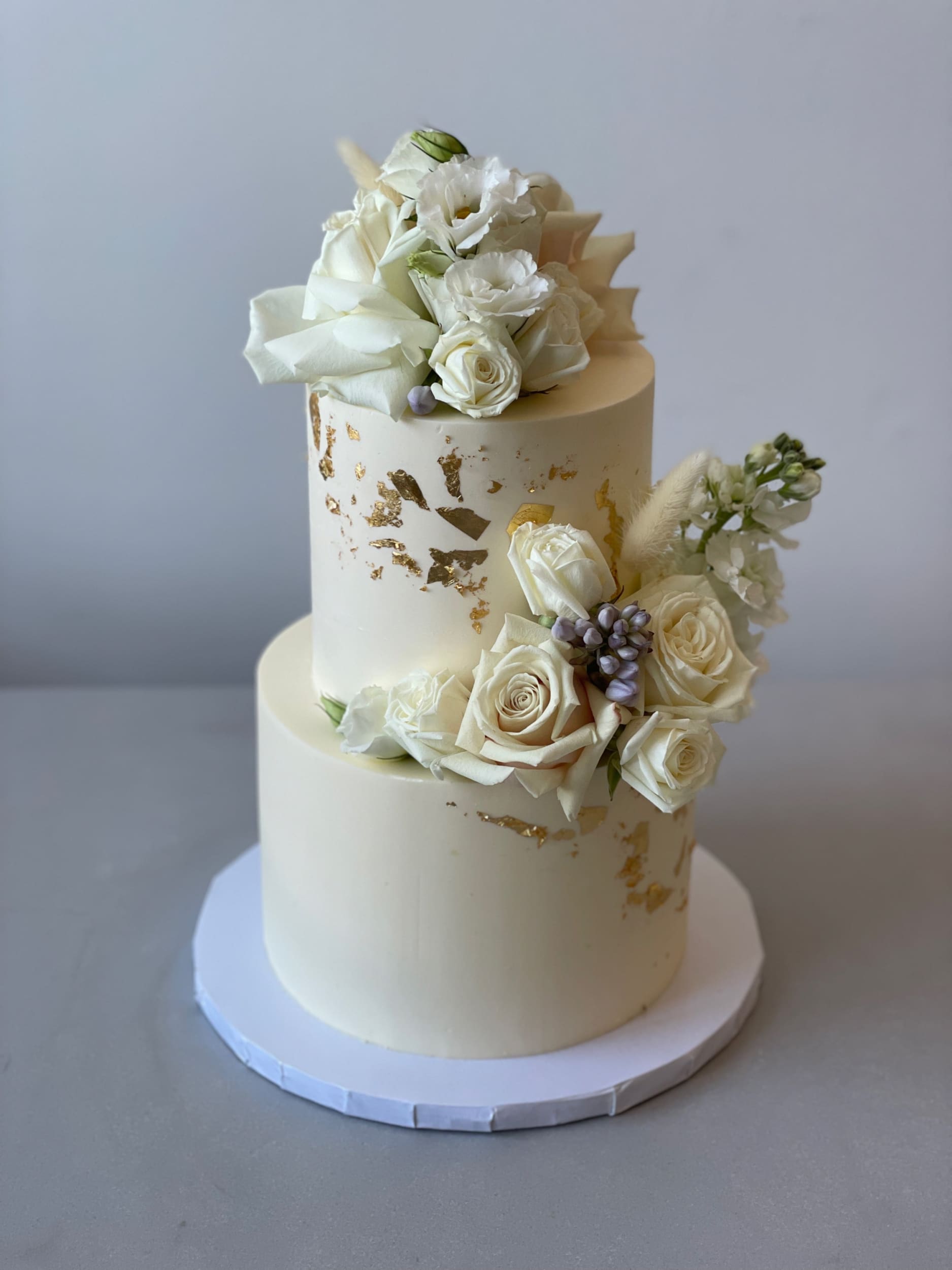 Fresh flower fantasy - wedding cake
