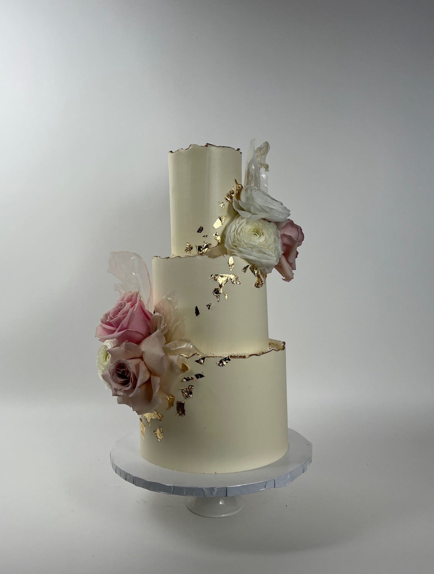 Fresh flowers &amp; gold with wafer paper sail - wedding cake