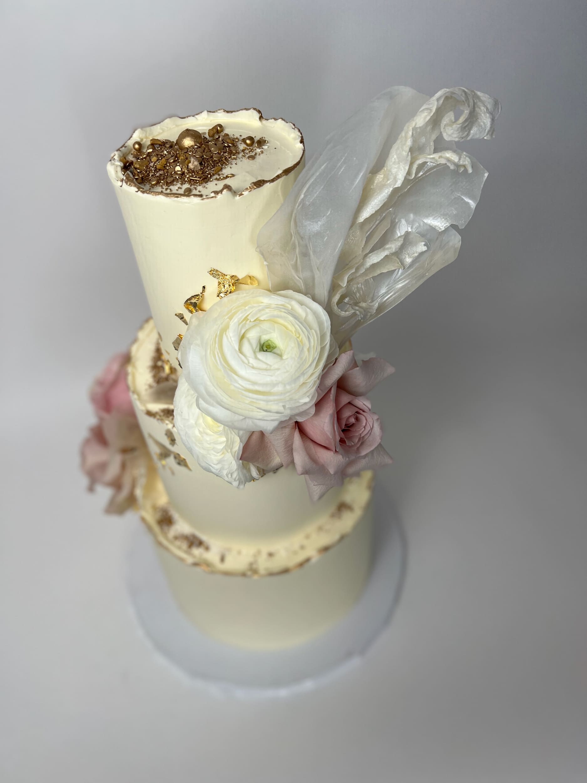 Fresh flowers &amp; gold with wafer paper sail - wedding cake