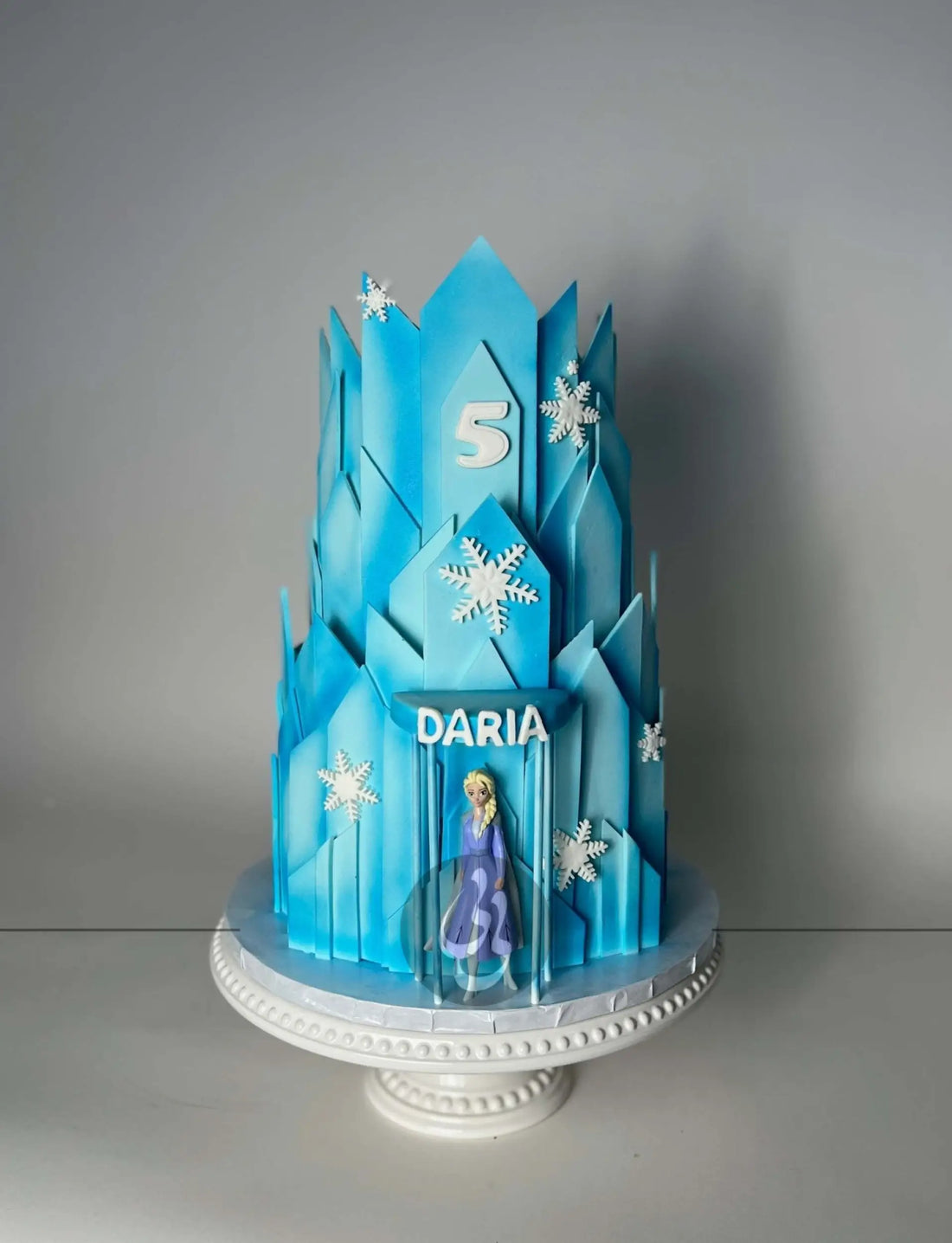 Frozen cartoon - arnedelle castle in fondant - custom cake