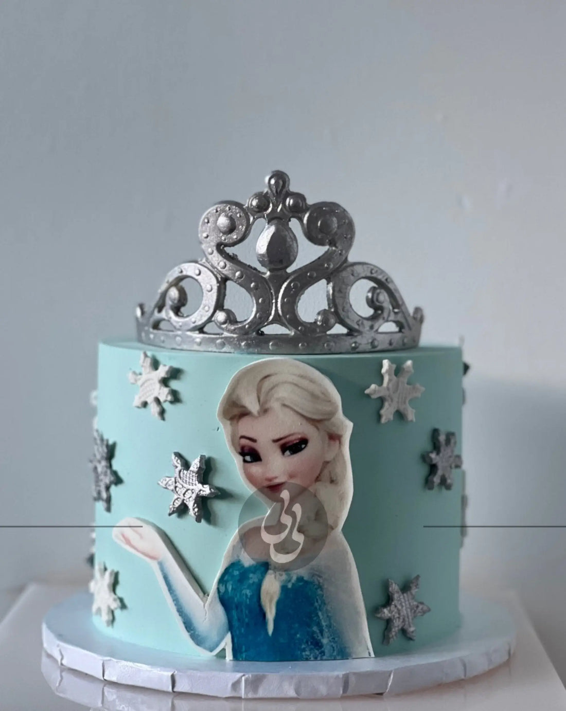Frozen - elsa’s tiara on buttercream - custom cake