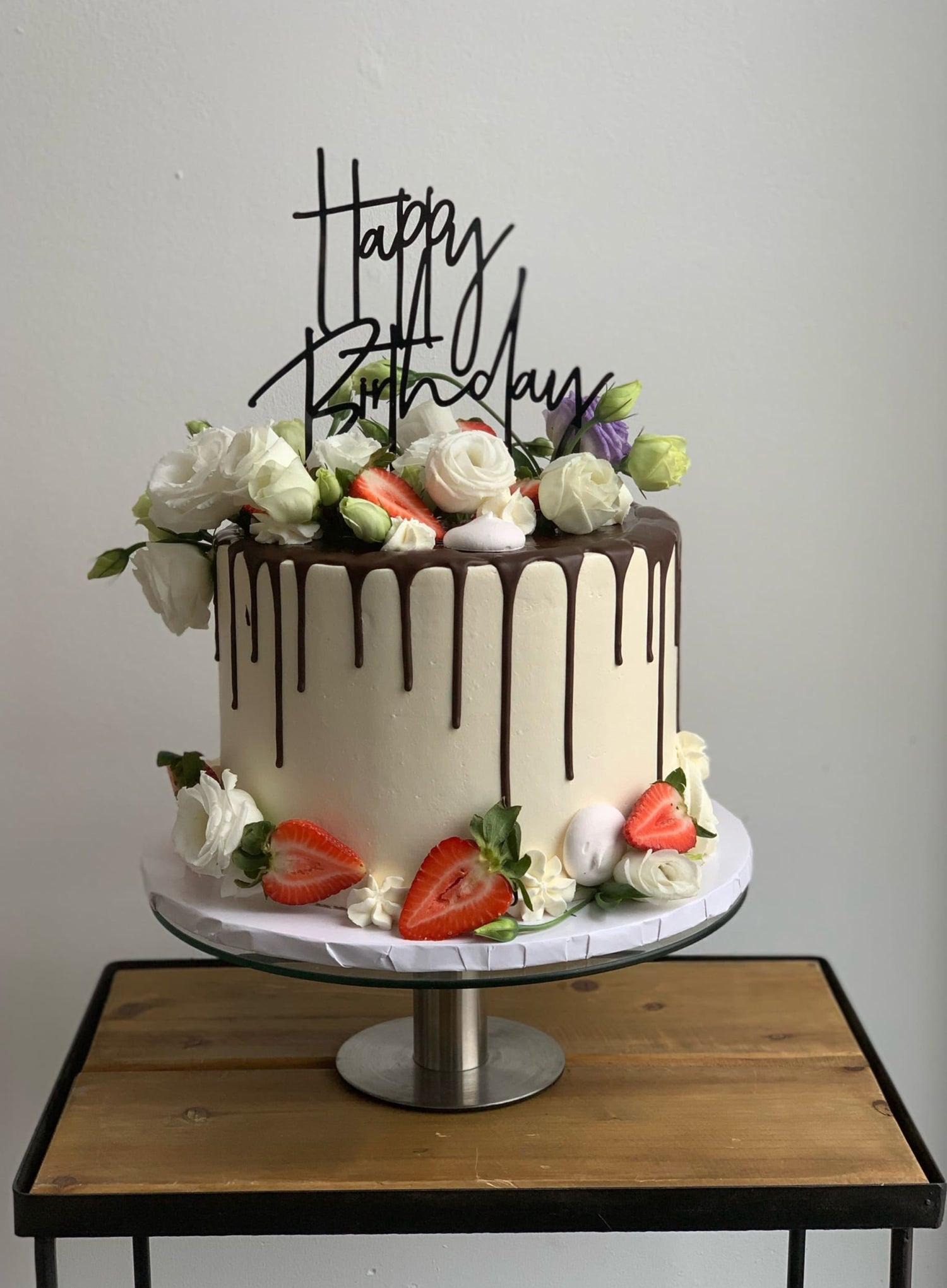 Ganache drips &amp; fresh flowers - custom cake