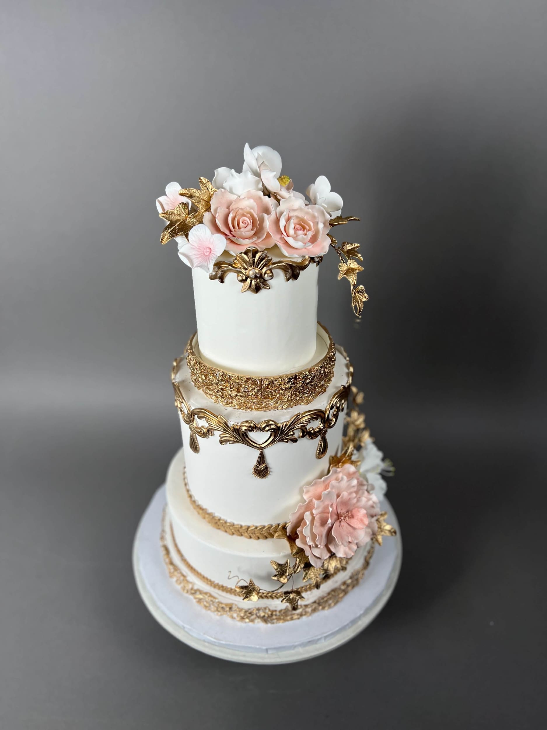 Gilded gold &amp; sugar flowers - wedding cake