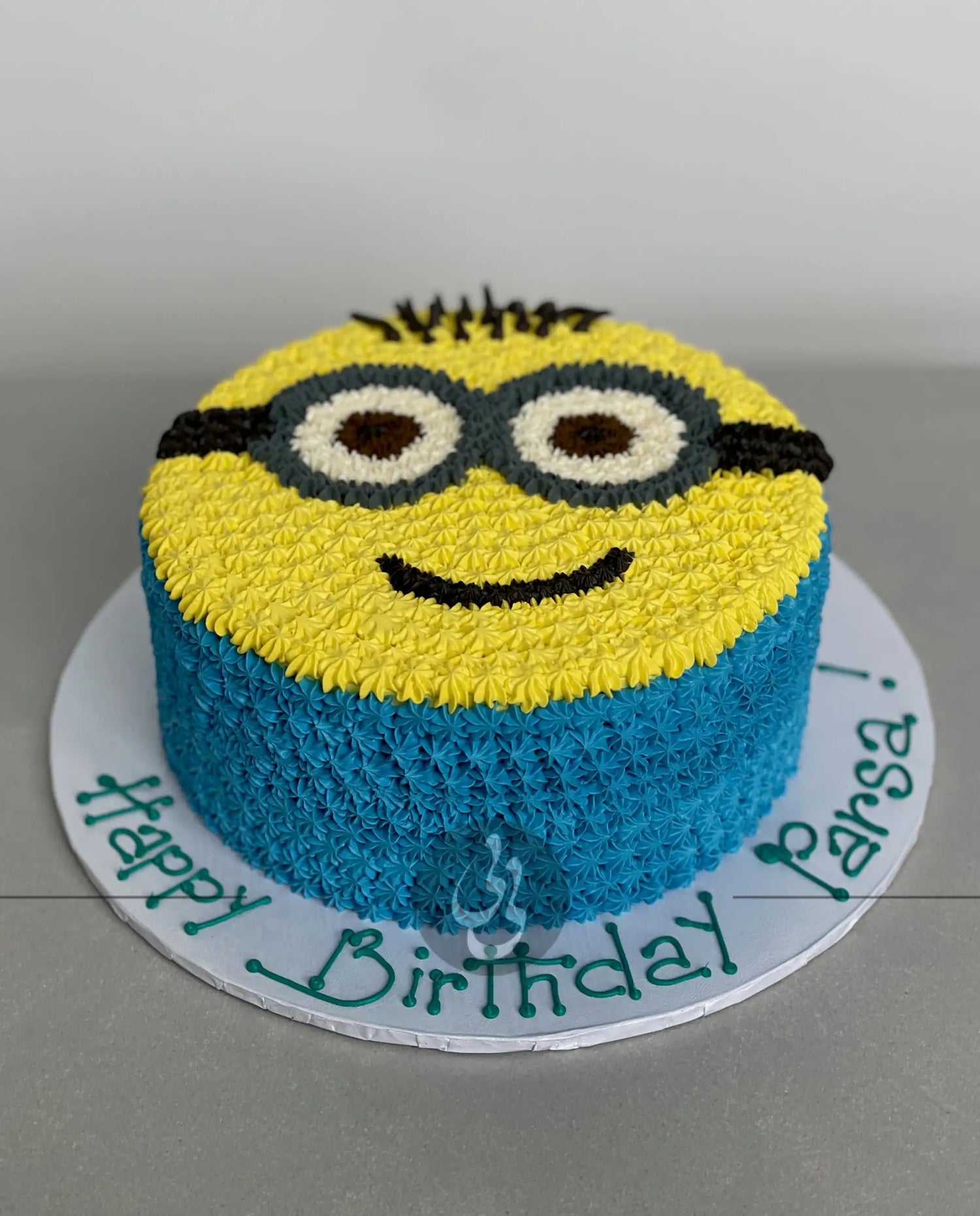 Hand piped minion face on buttercream - custom cake