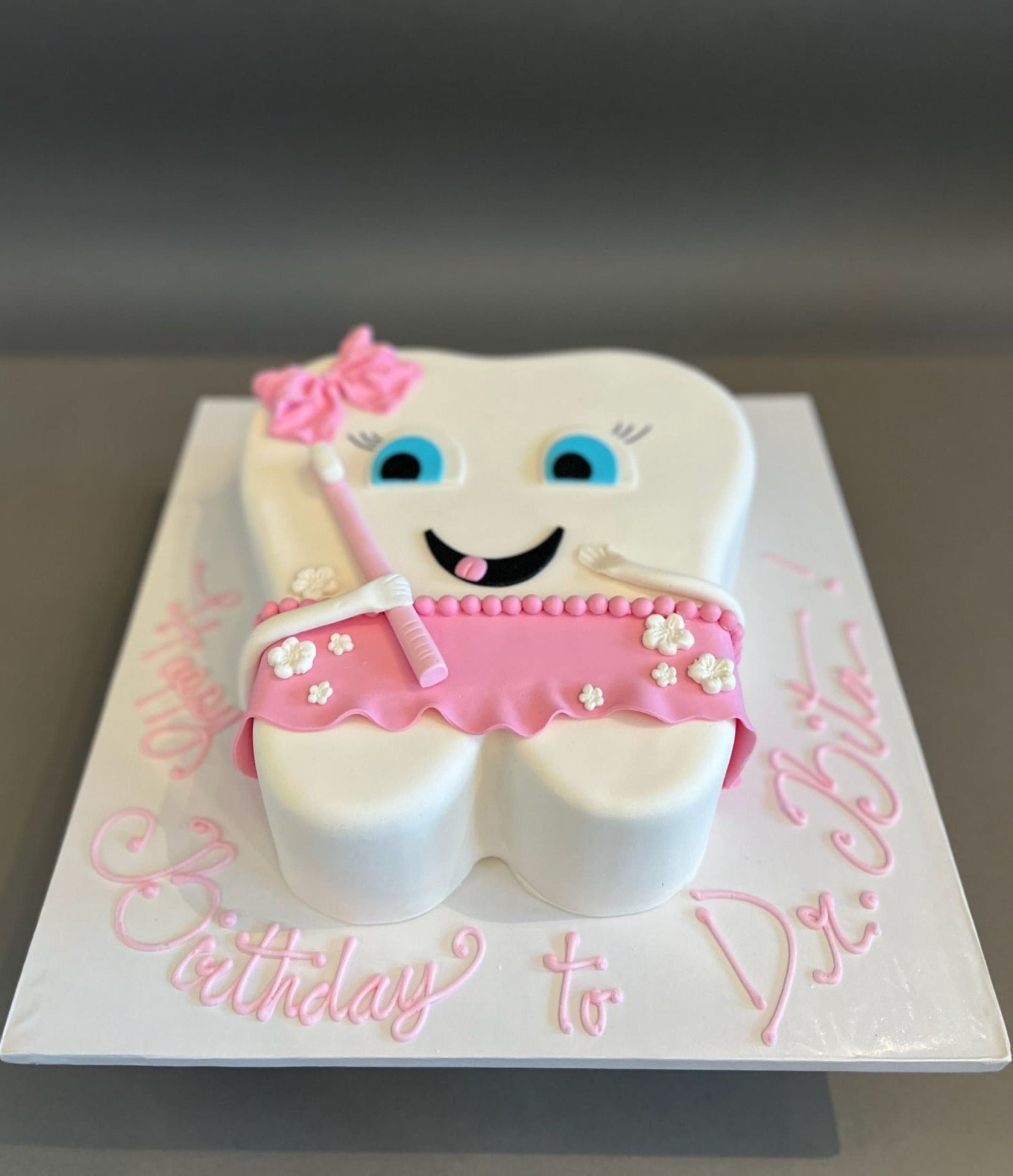 Happy tooth in fondant - custom cake