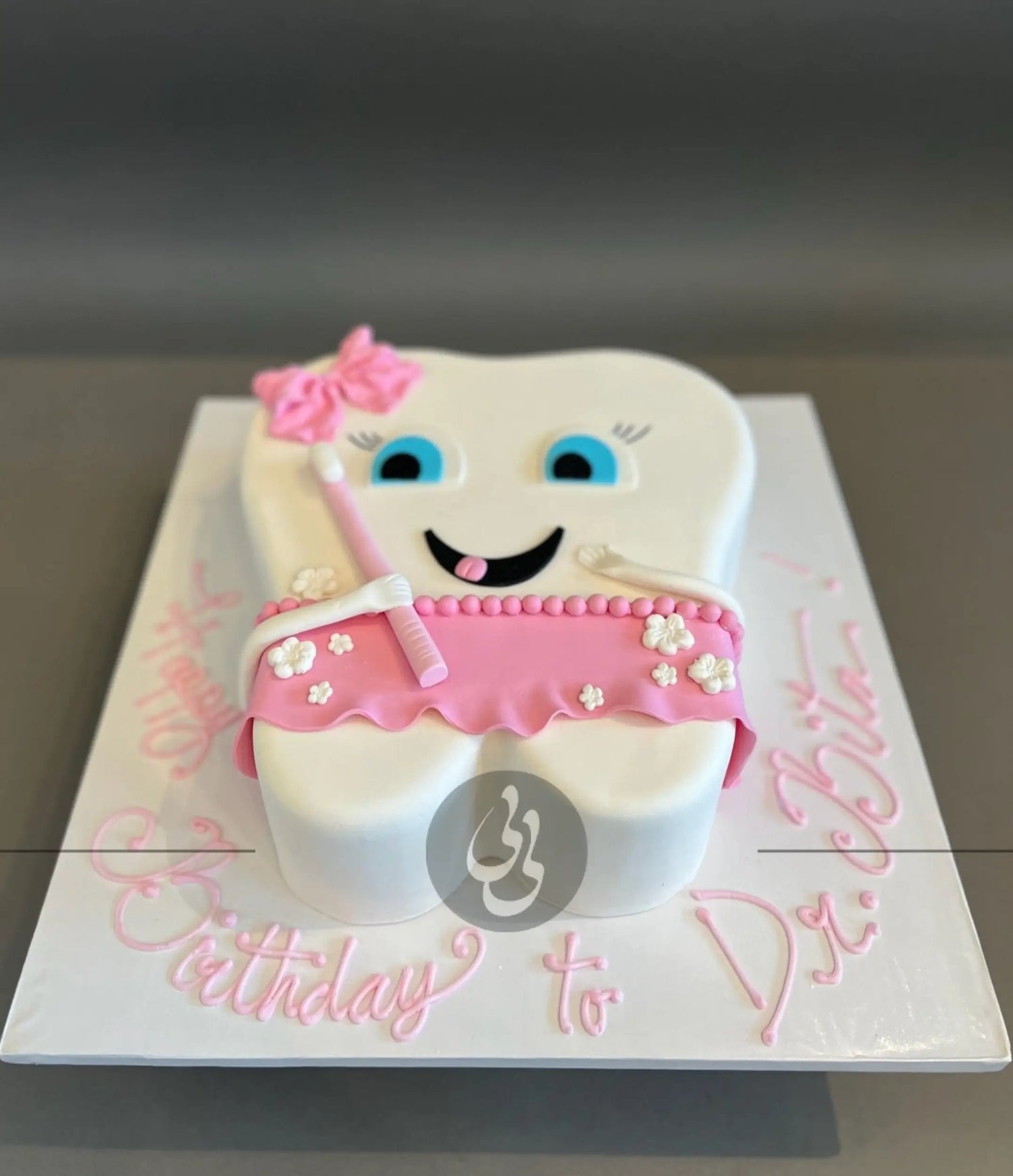 Happy tooth in fondant - custom cake