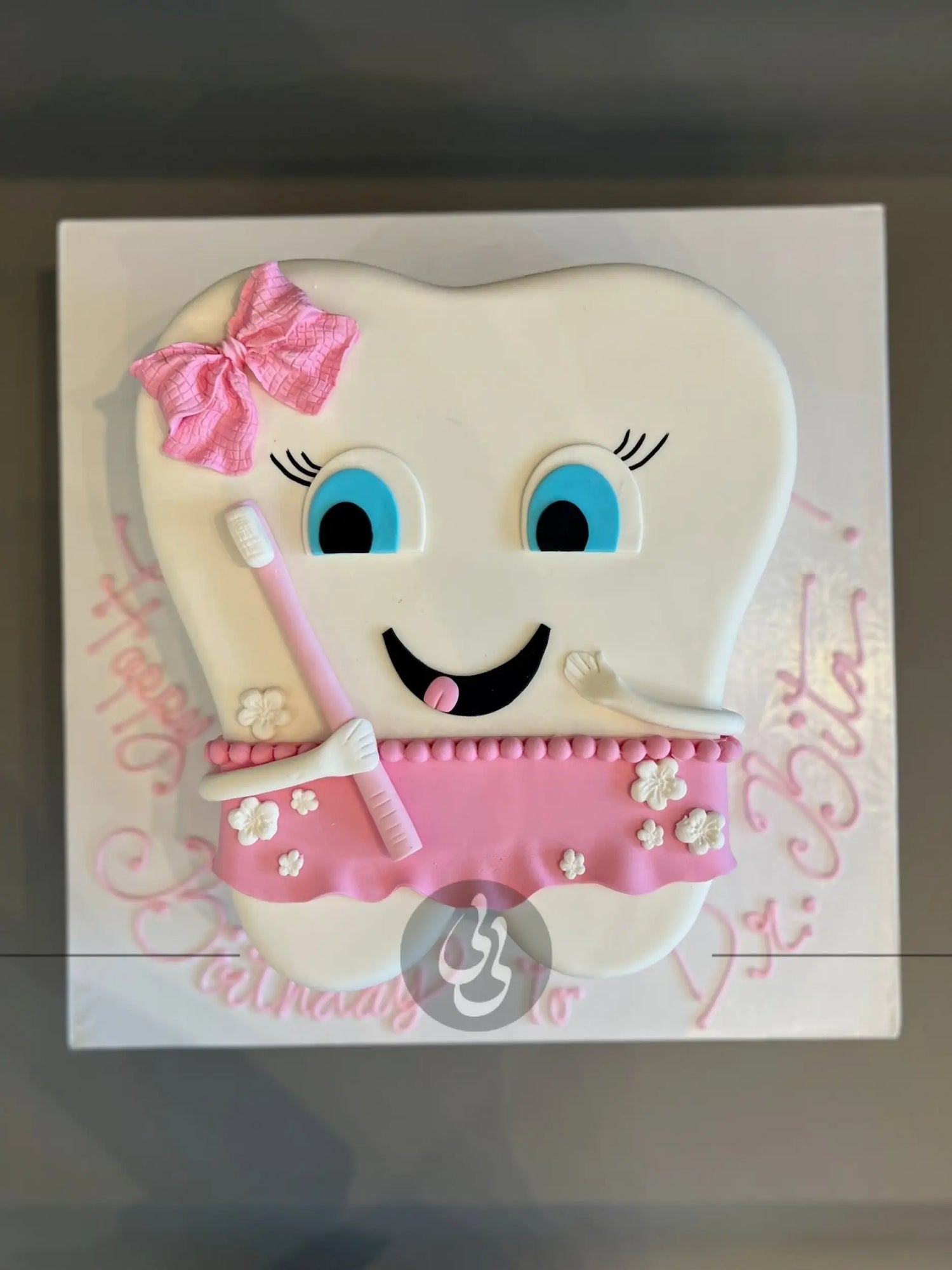 Happy tooth in fondant - custom cake