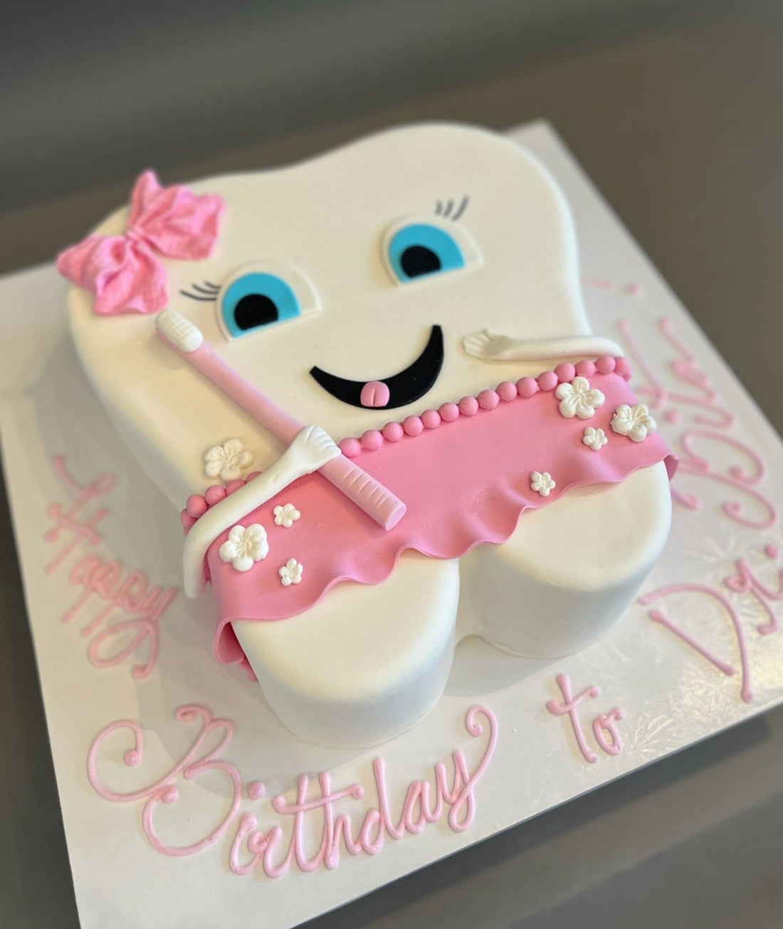 Happy tooth in fondant - custom cake
