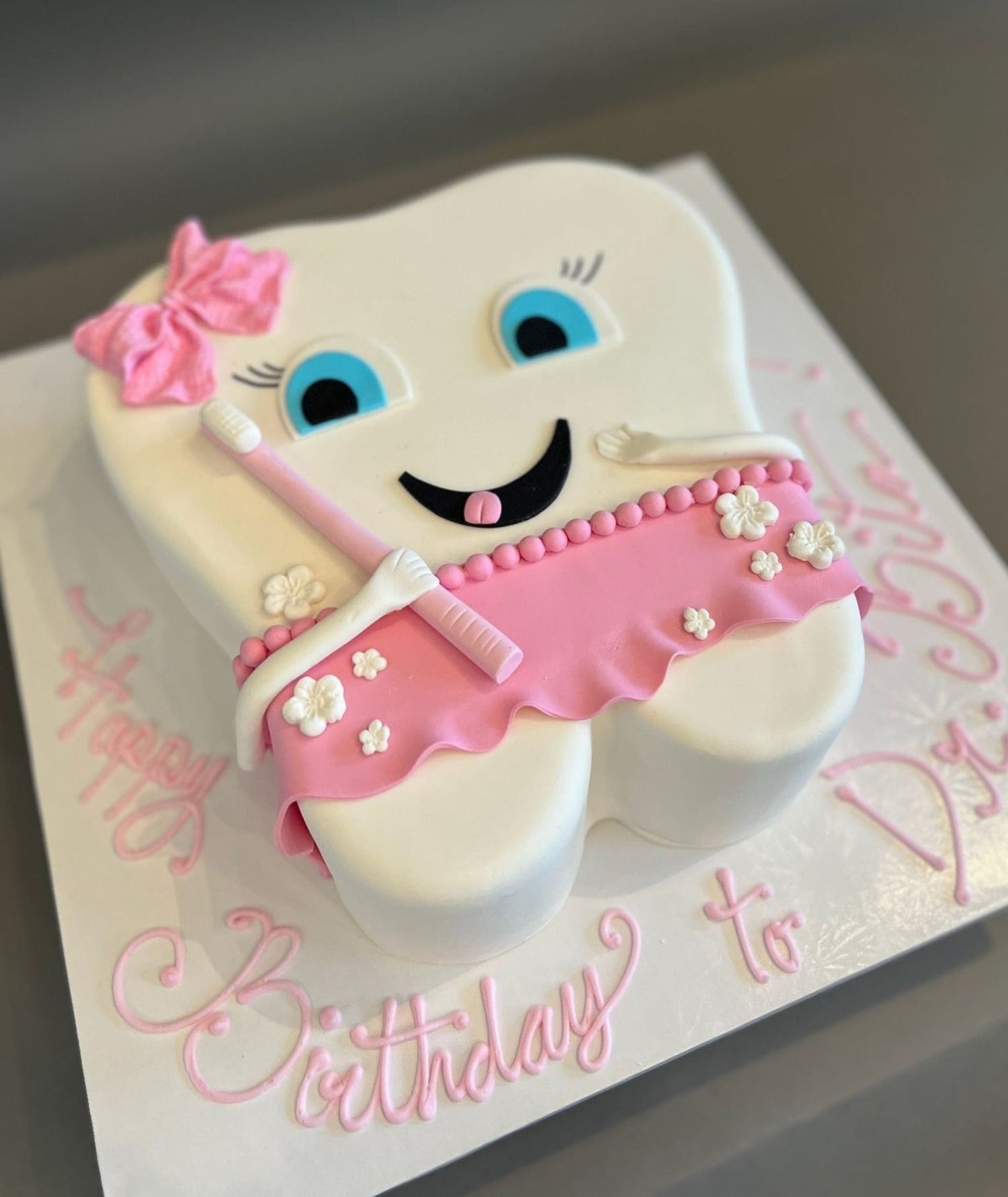 Happy tooth in fondant - custom cake