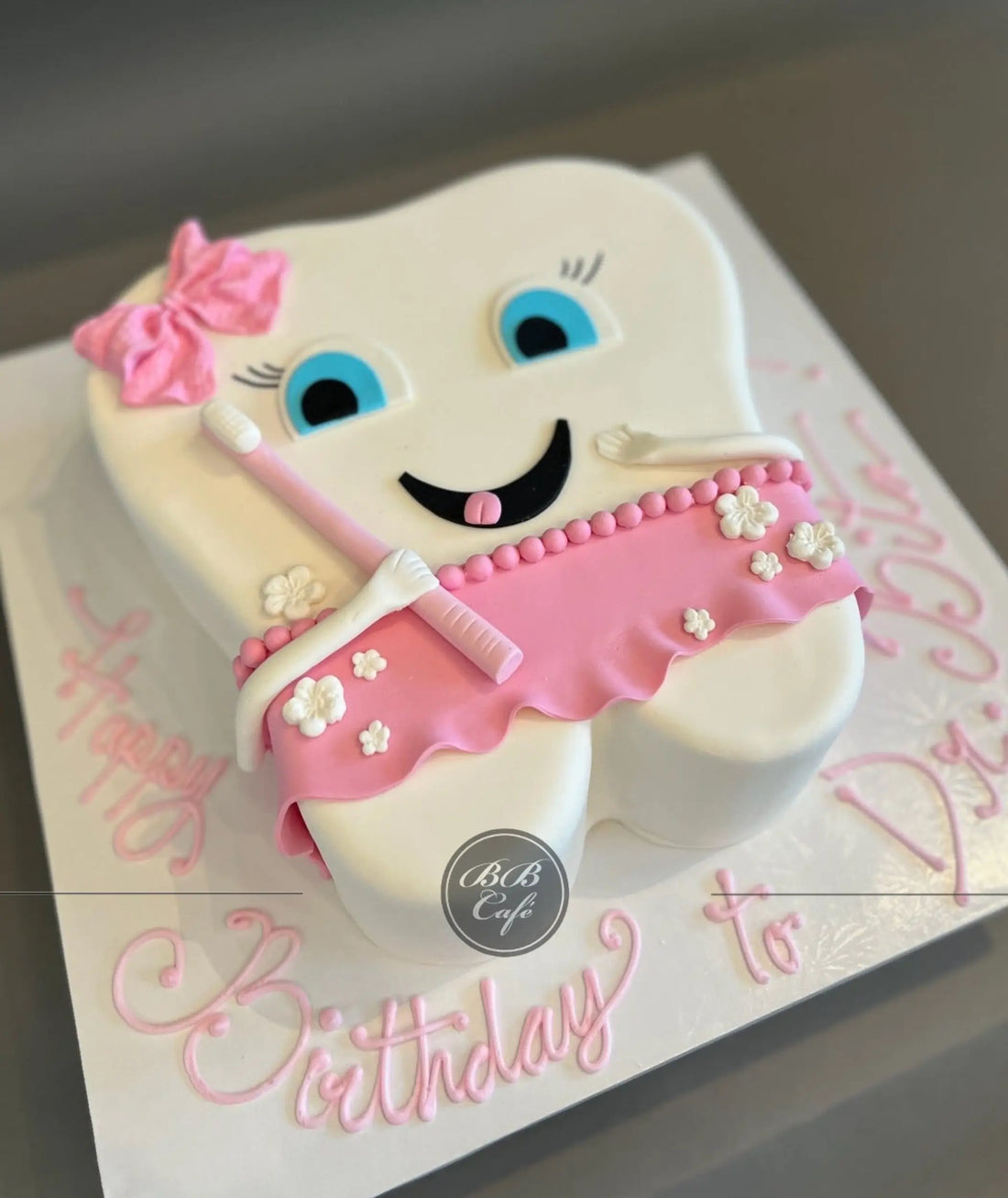 Happy tooth in fondant - custom cake