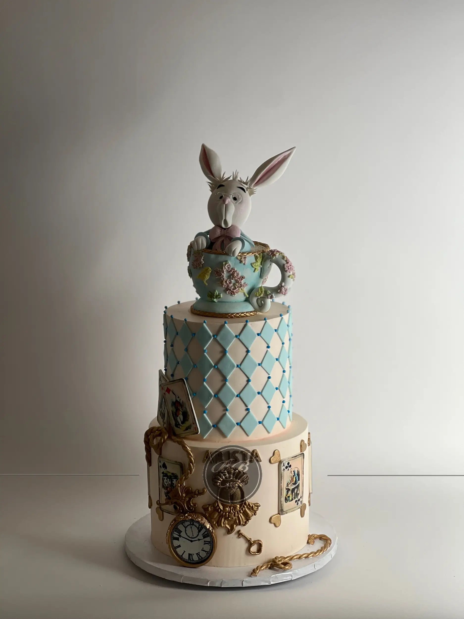 Alice in wonderland - custom cake