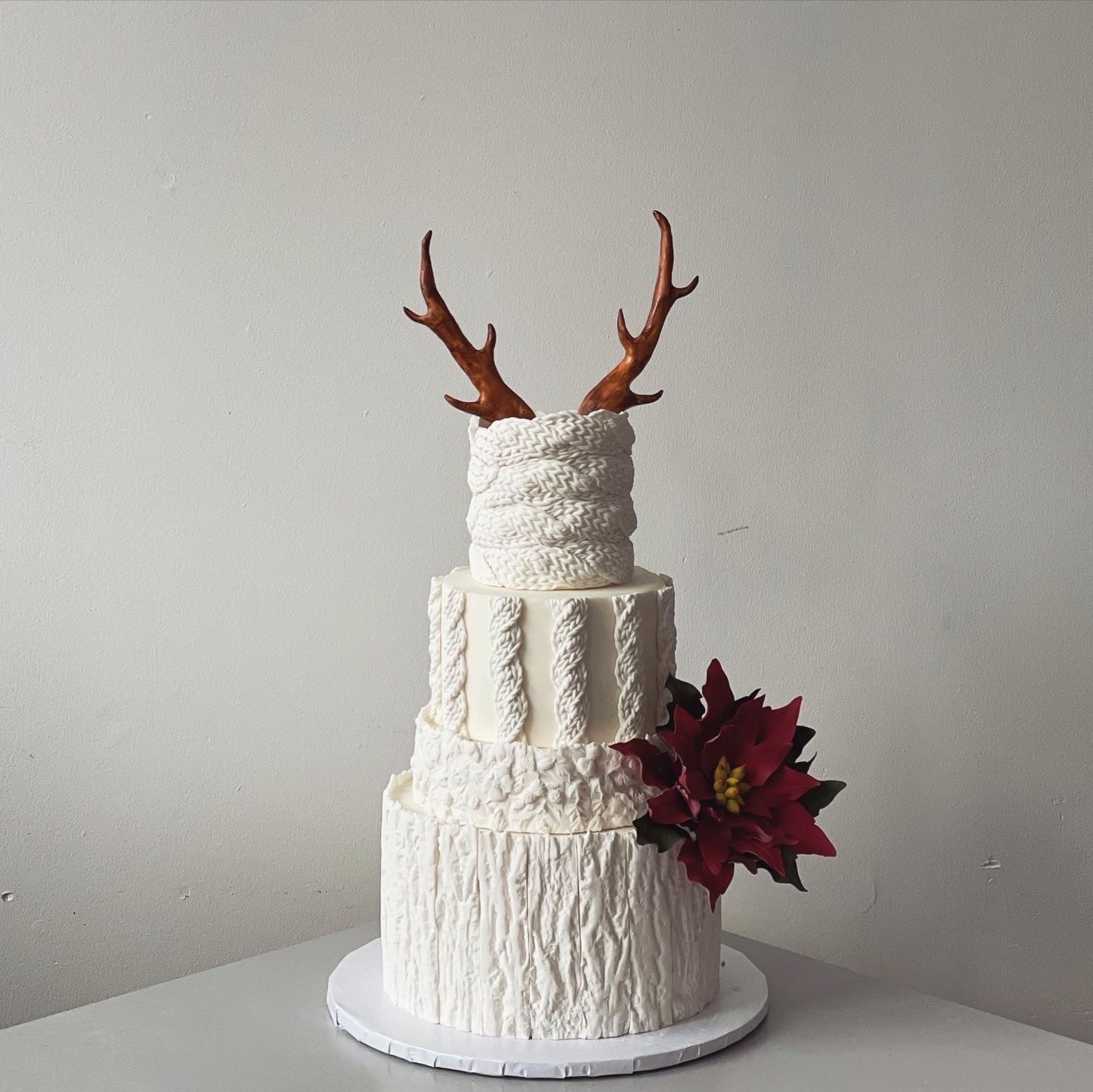 Knit &amp; antlers holiday cake - wedding cake