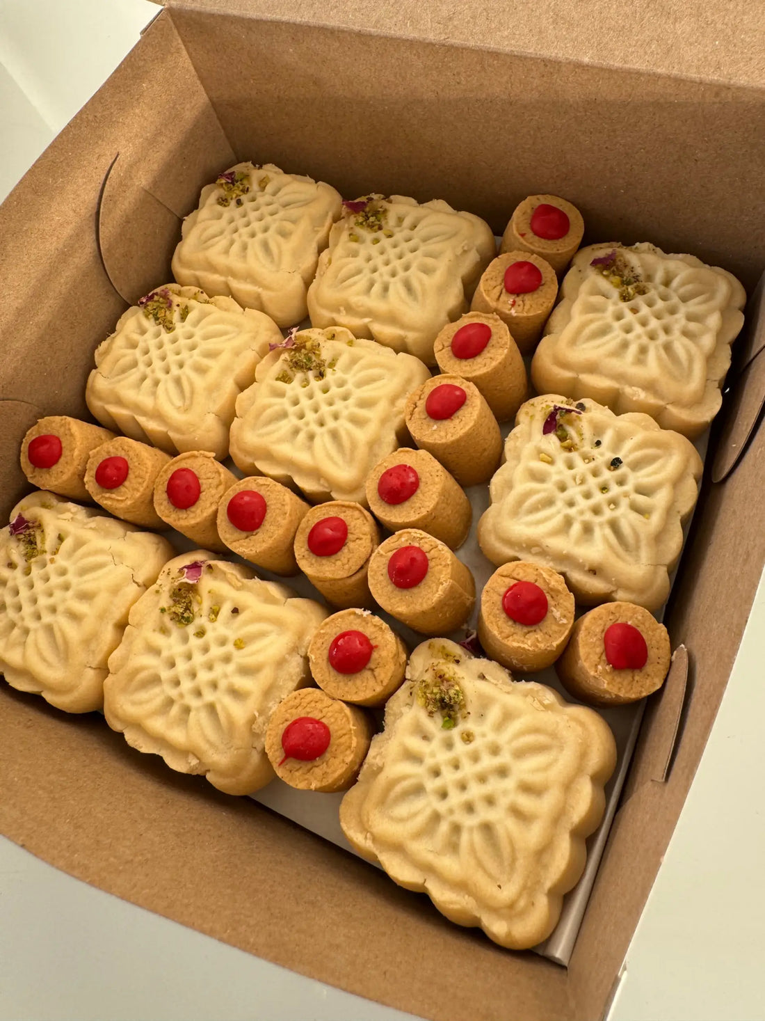 Kolompeh &amp; chickpea cookie box - pastry