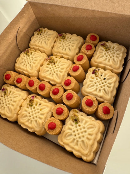 Kolompeh &amp; chickpea cookie box - pastry