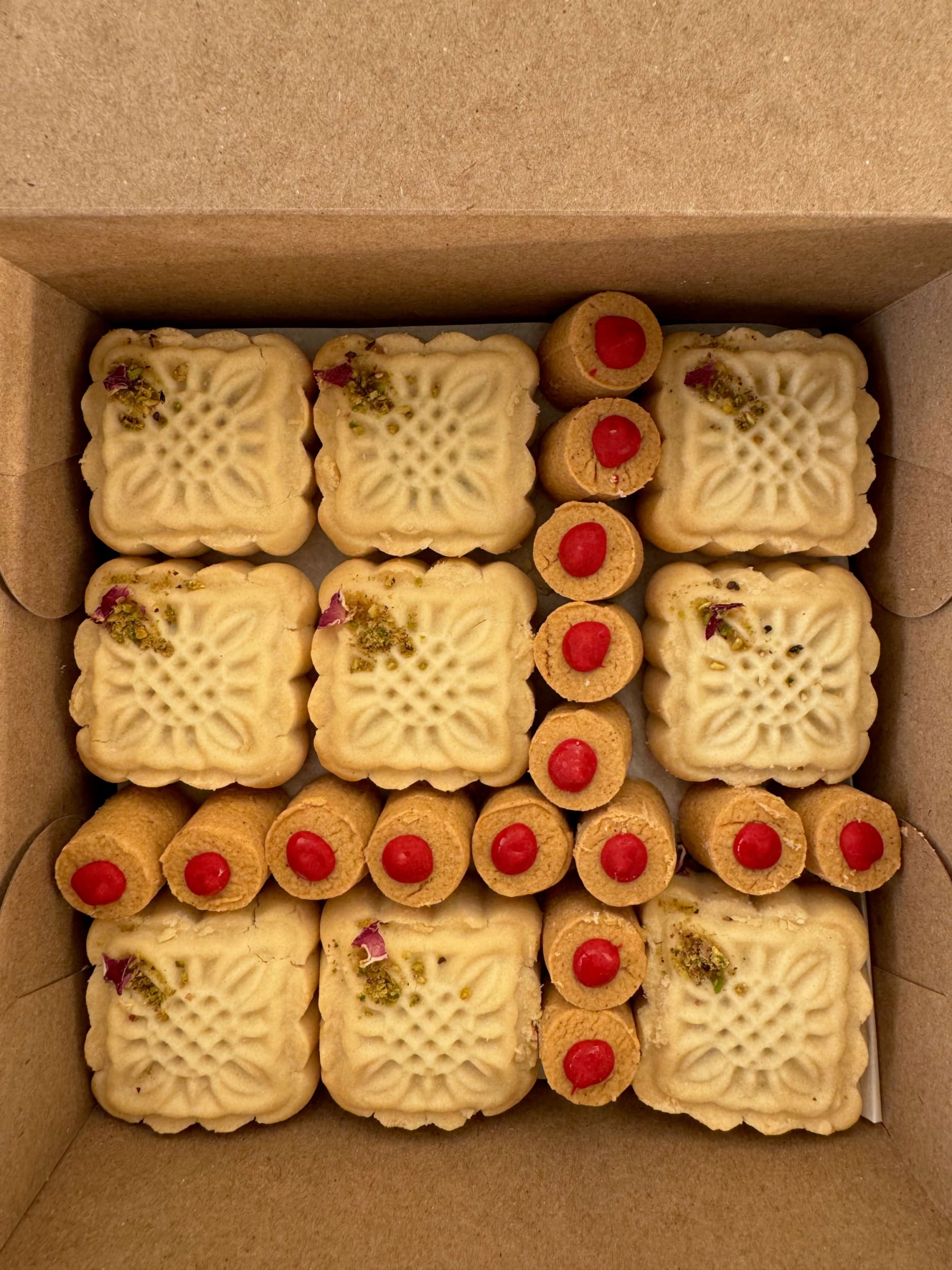 Kolompeh &amp; chickpea cookie box - pastry