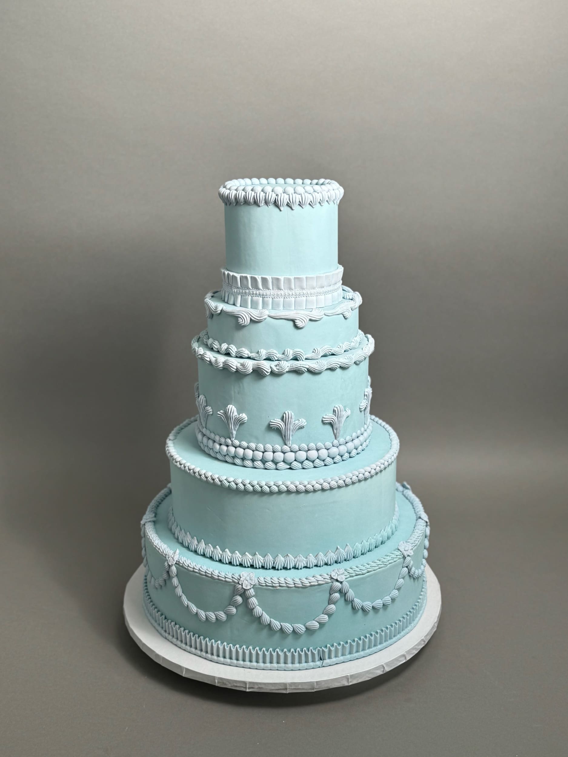 Lambeth in fondant - wedding cake