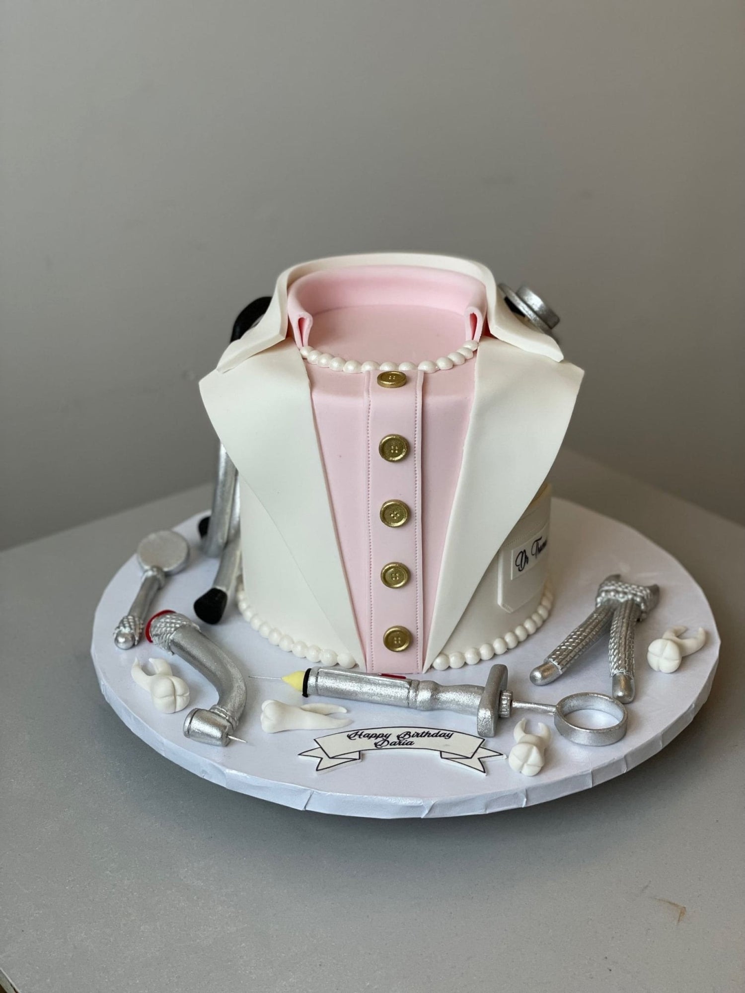 Med-dent on fon-dant - custom cake