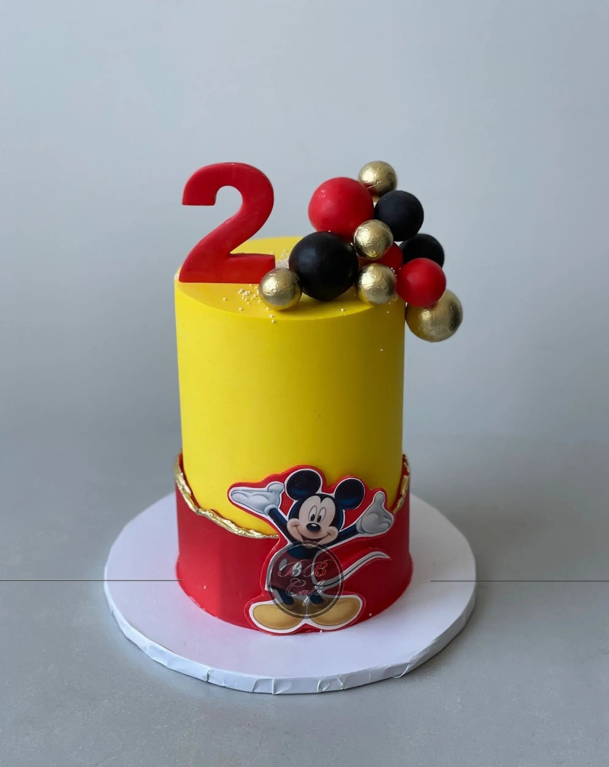 Mickey / minnie mouse edible print on buttercream - custom cake