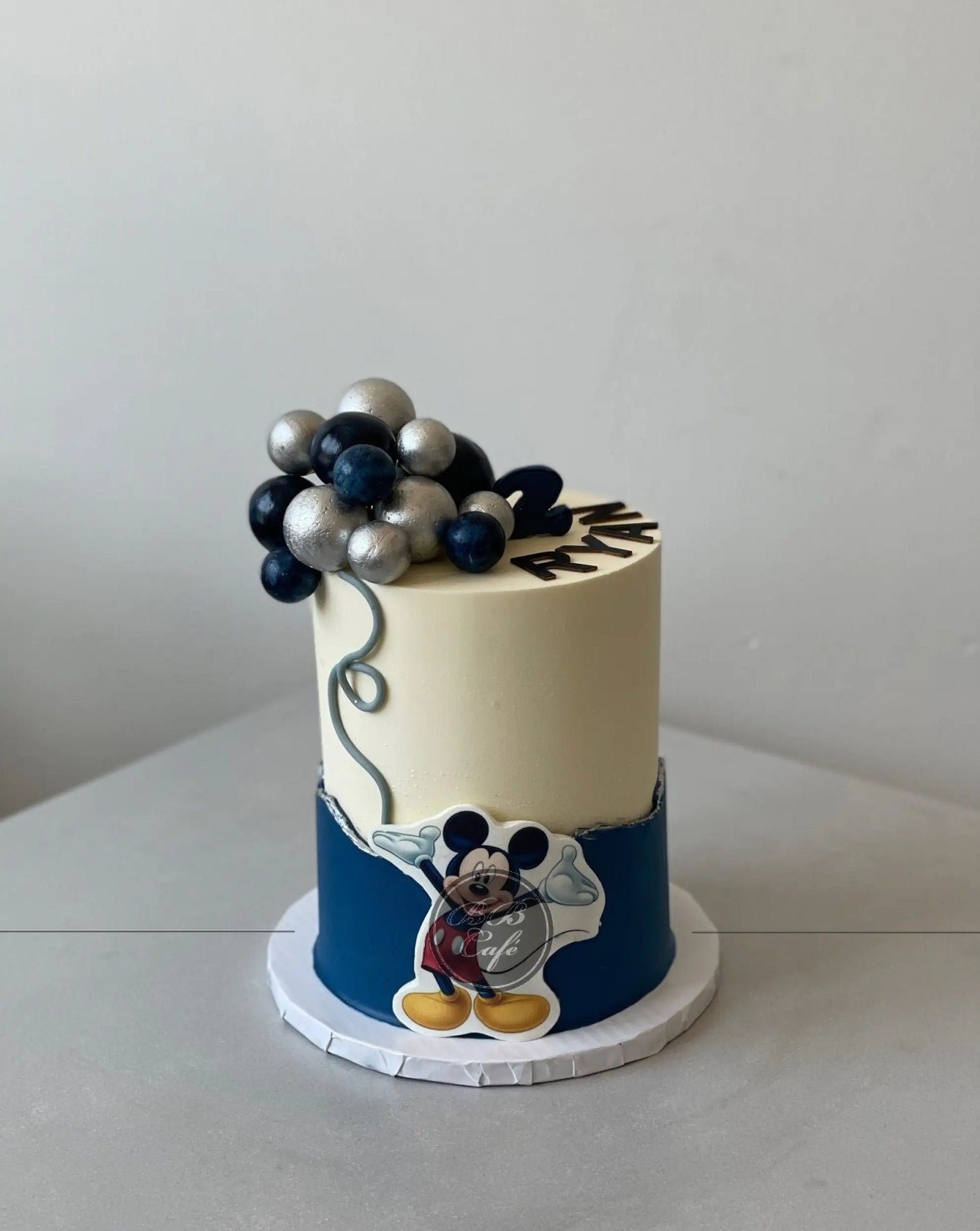 Mickey / minnie mouse edible print on buttercream - custom cake