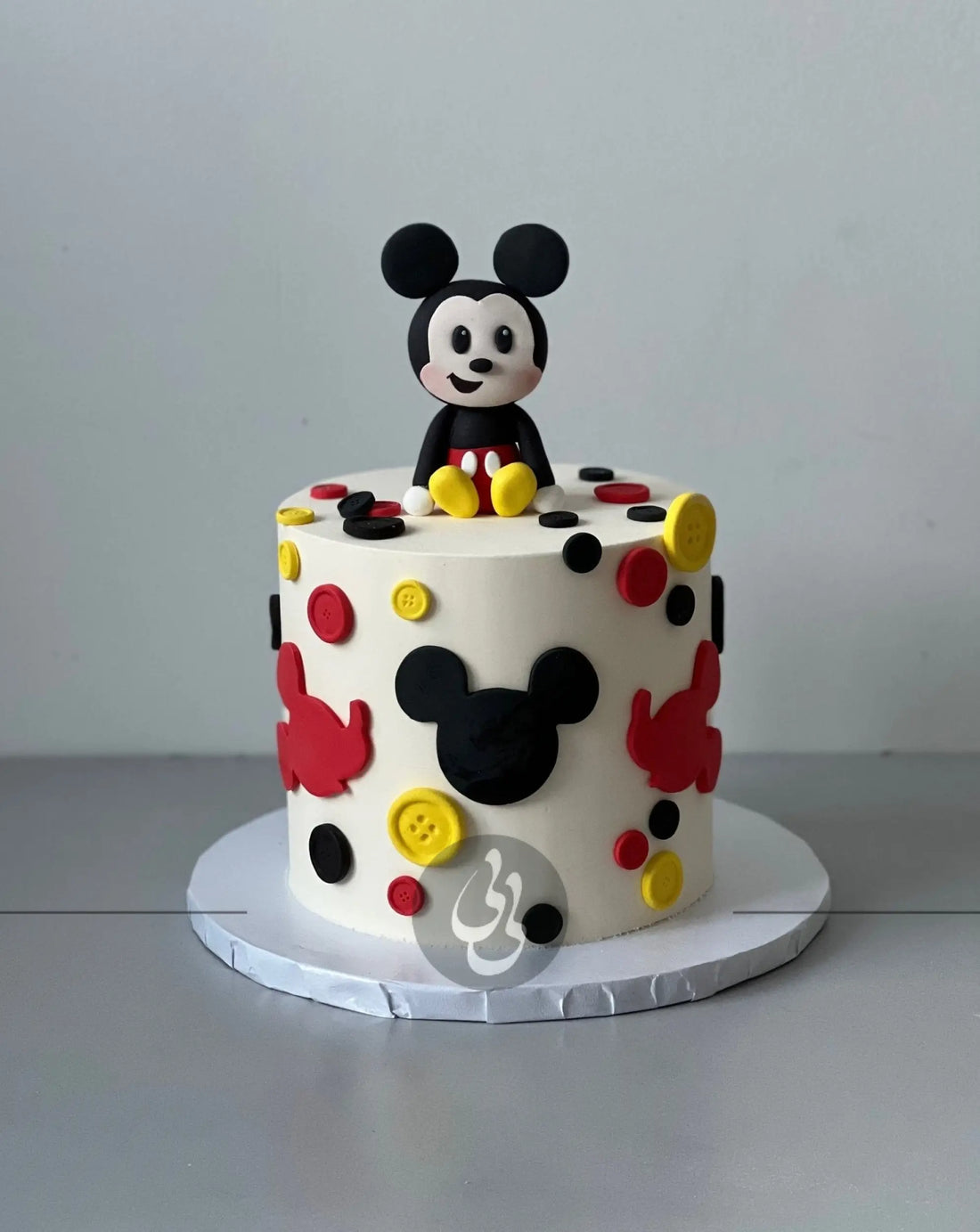 Mickey / minnie mouse figurine on buttercream - custom cake