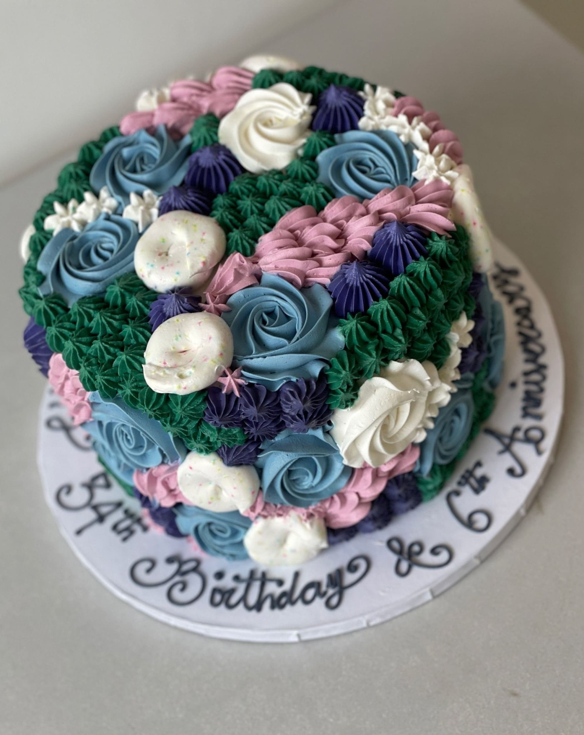 Mixed piping in whipped cream - custom cake