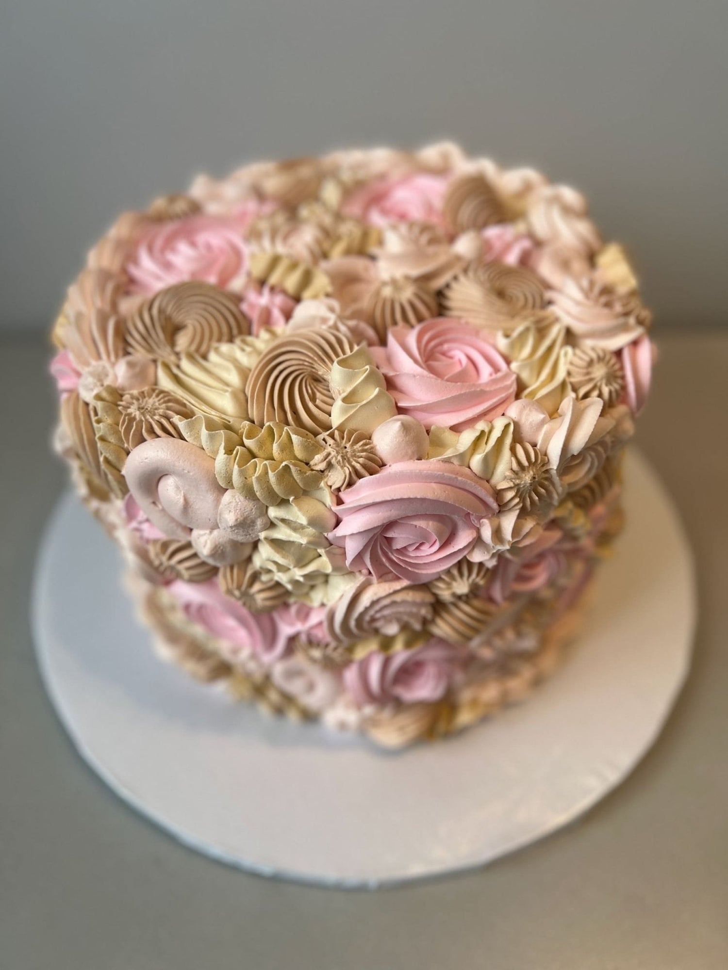 Mixed piping in whipped cream - custom cake