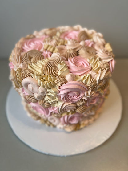 Mixed piping in whipped cream - custom cake