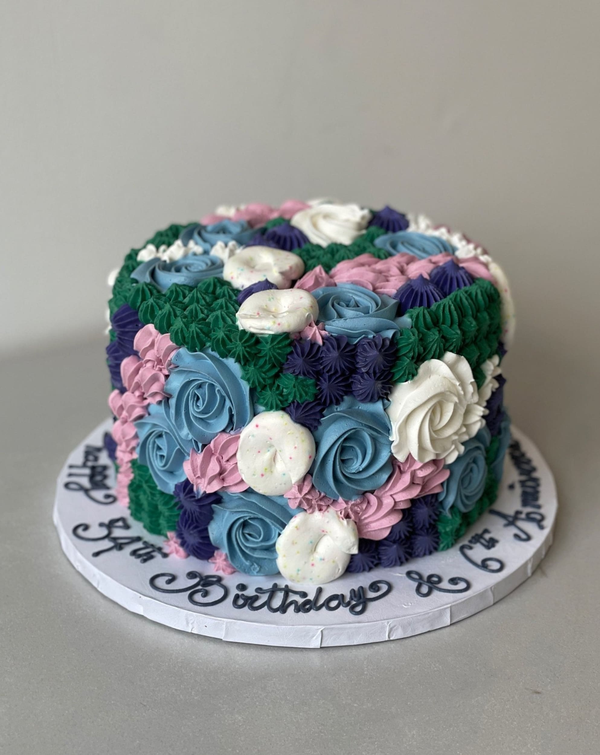 Mixed piping in whipped cream - custom cake