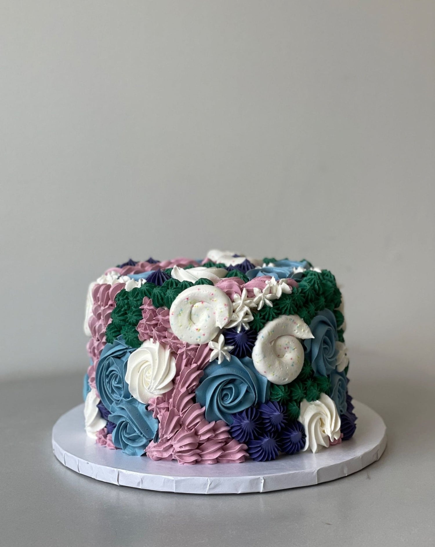 Mixed piping in whipped cream - custom cake