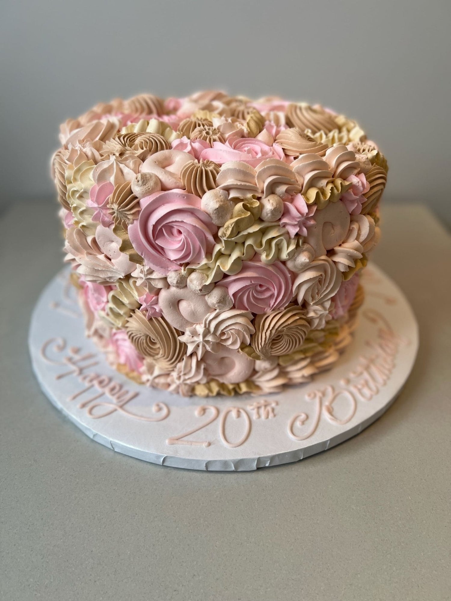 Mixed piping in whipped cream - custom cake