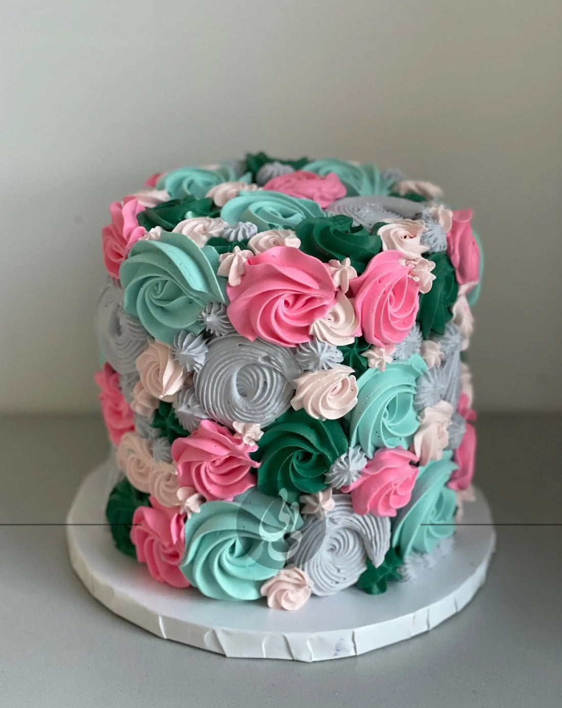 Mixed piping in whipped cream - custom cake