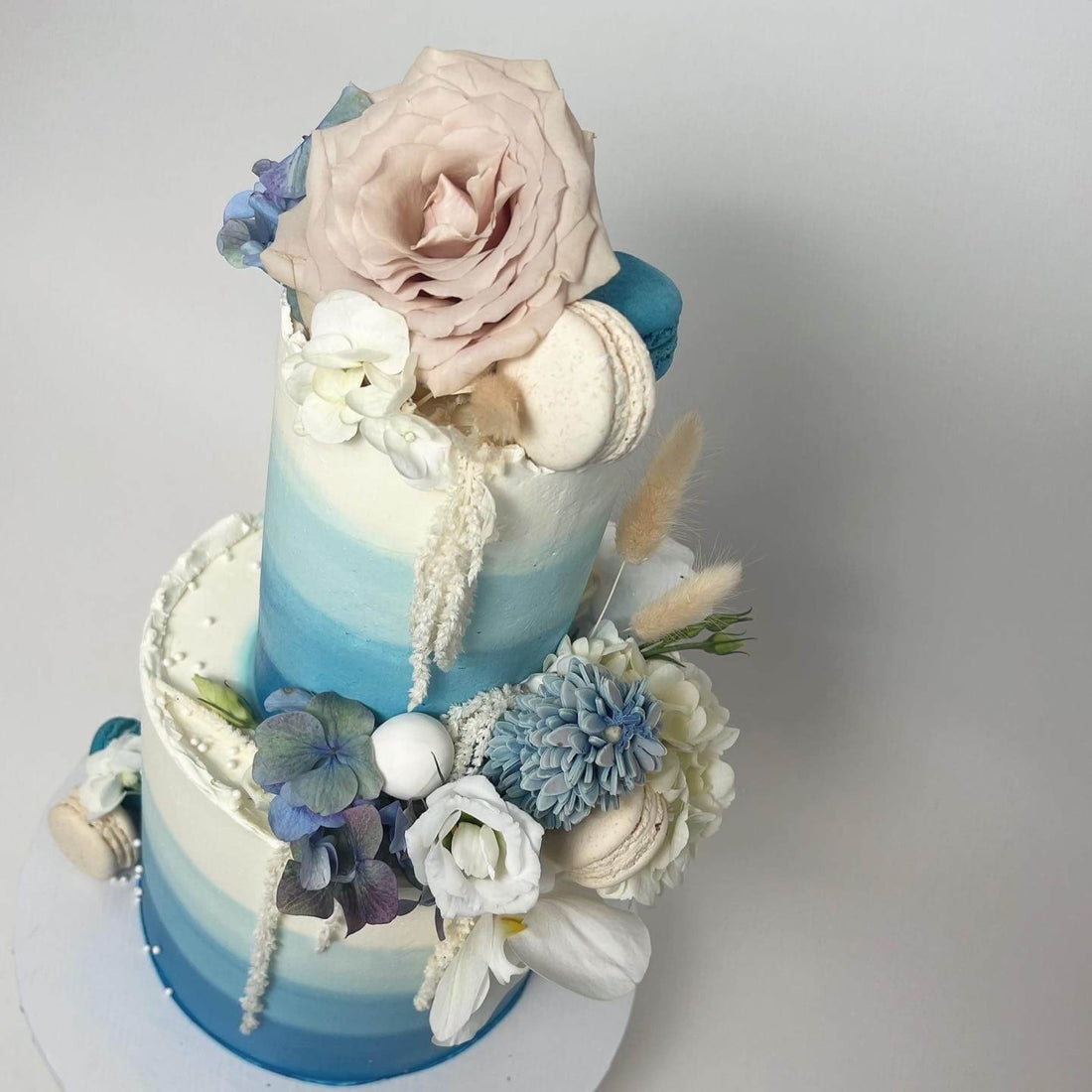 Ombre buttercream &amp; fresh flowers - wedding cake