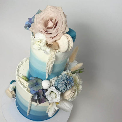 Ombre buttercream &amp; fresh flowers - wedding cake