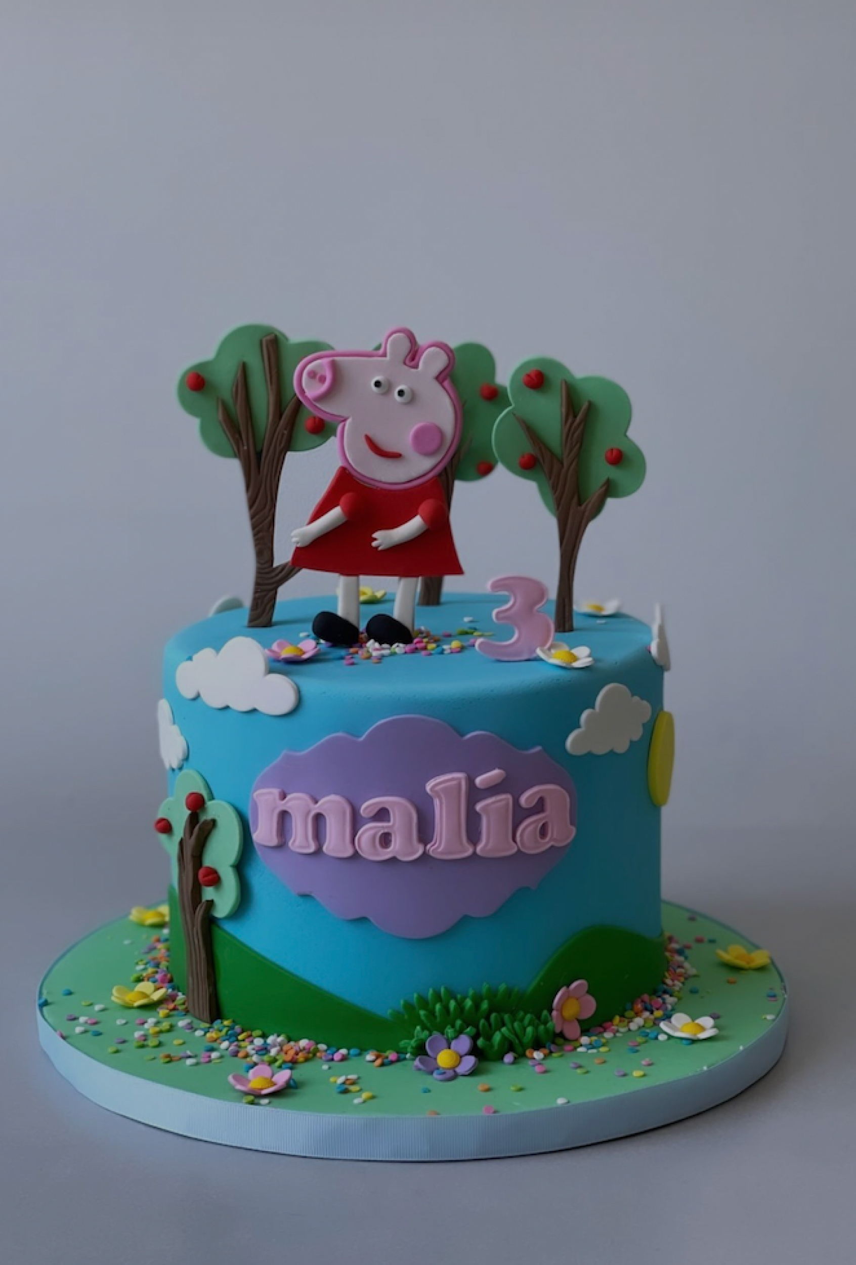 Peppa pig in fondant - custom cake