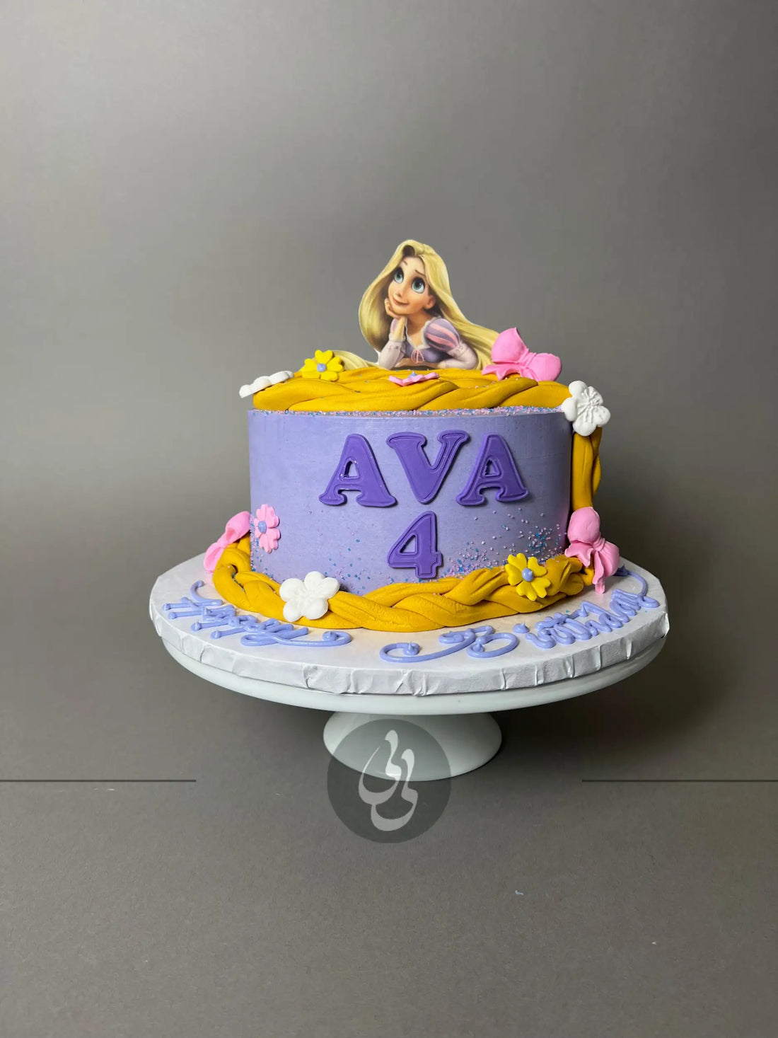 Rapunzel &amp; her golden braid - custom cake