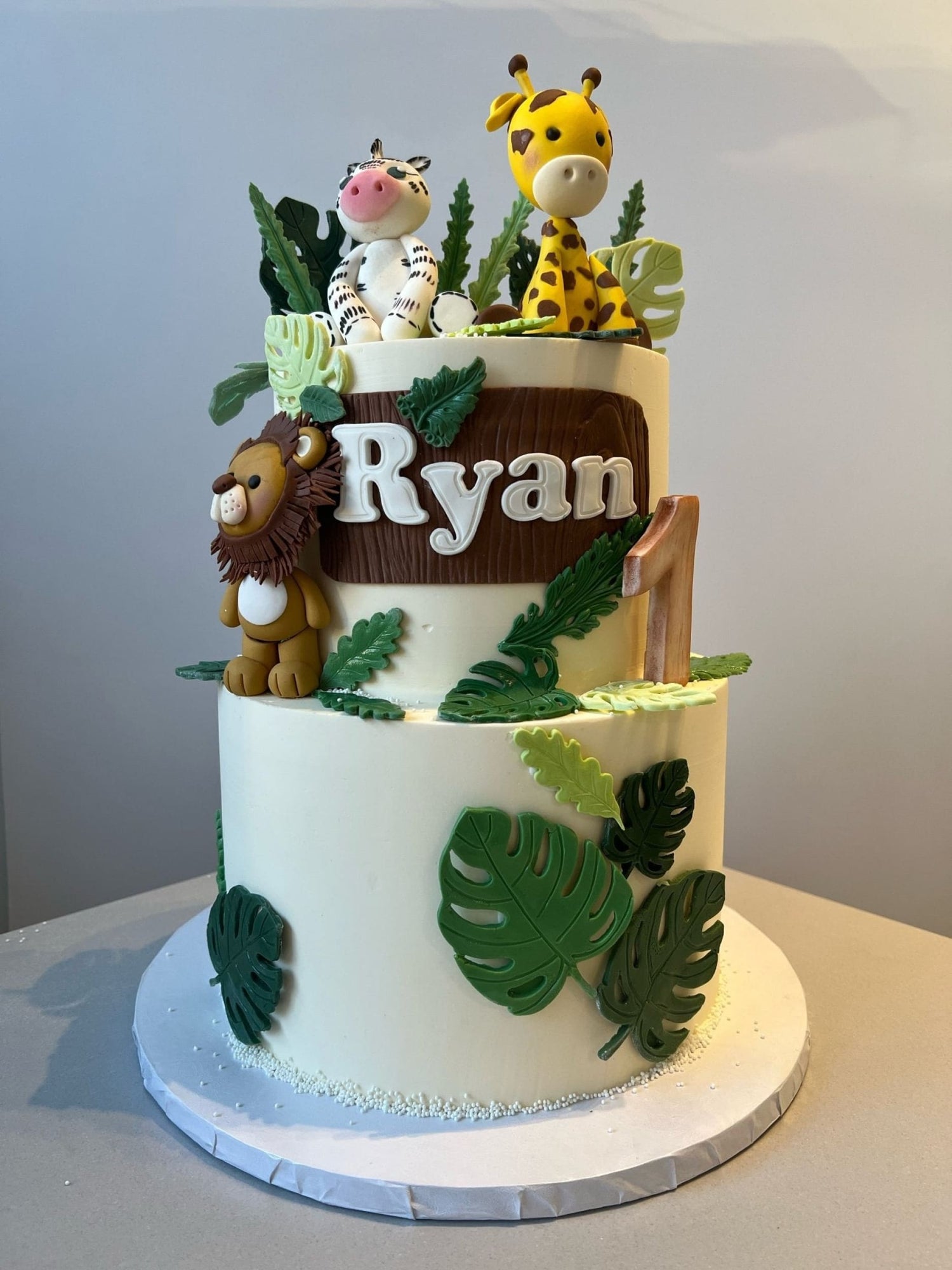 Safari animals &amp; leaves - custom cake