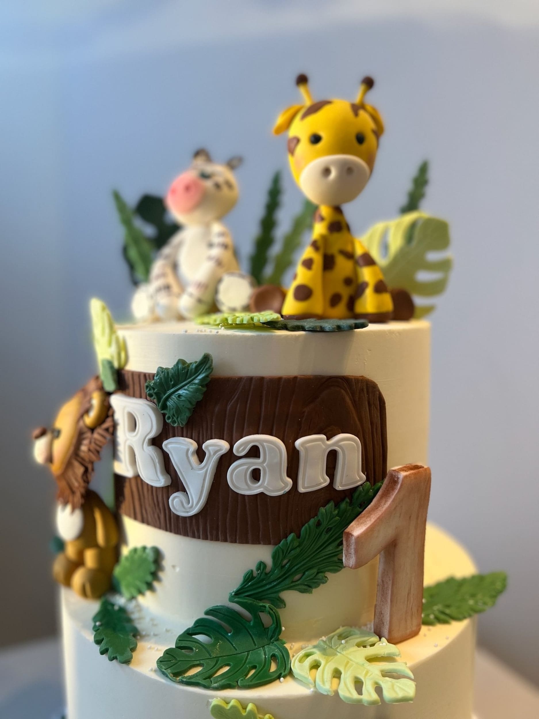 Safari animals &amp; leaves - custom cake