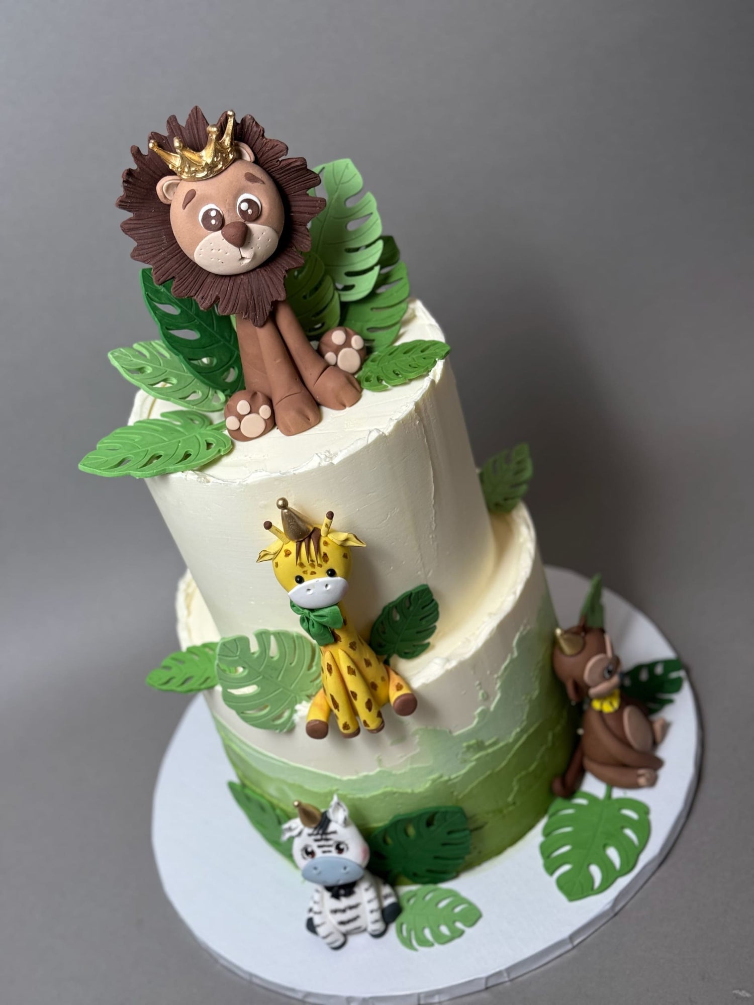 Safari animals &amp; leaves - custom cake