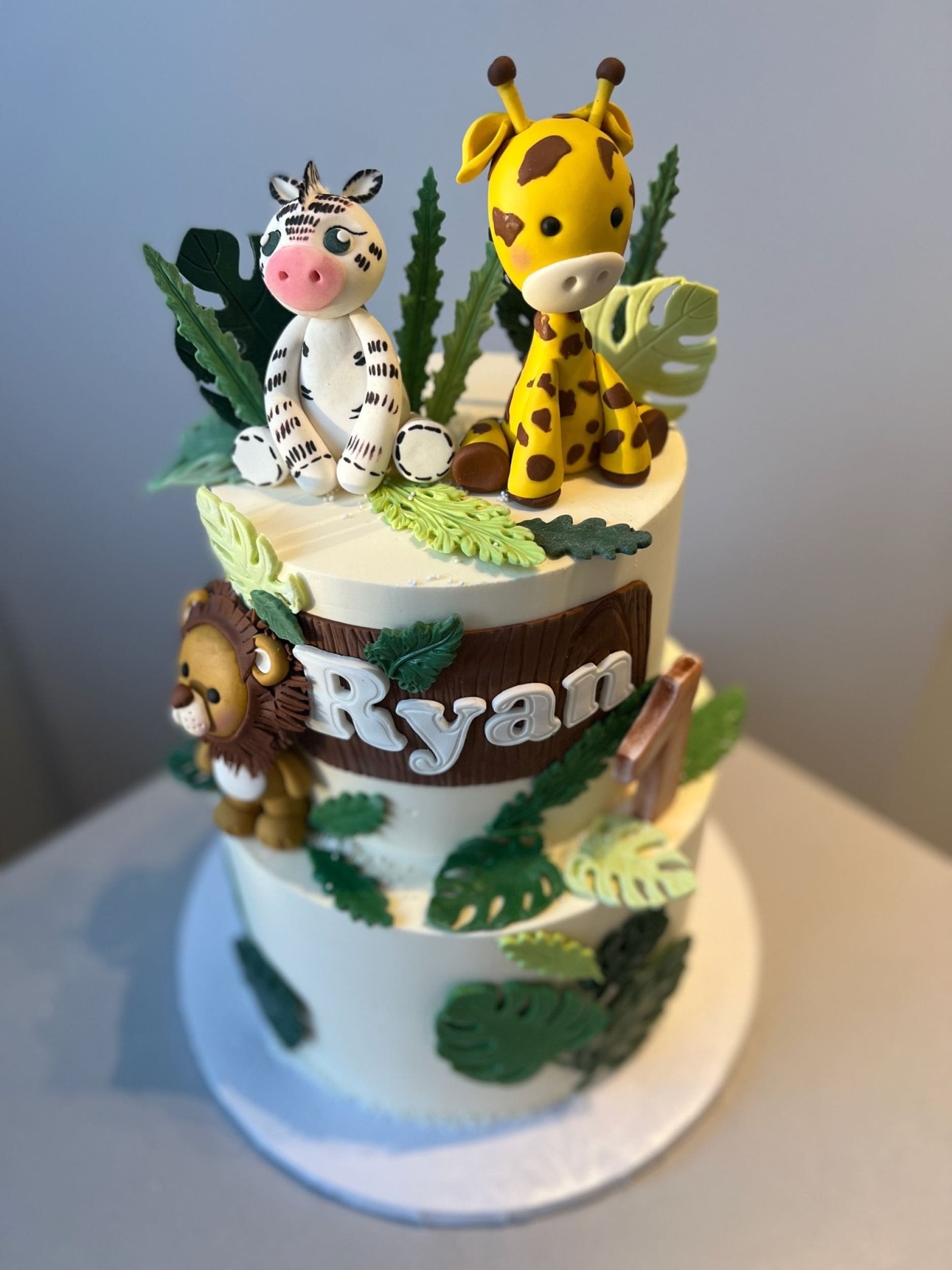 Safari animals &amp; leaves - custom cake