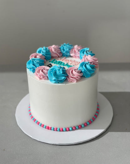 Simple swirls in whipped cream - custom cake