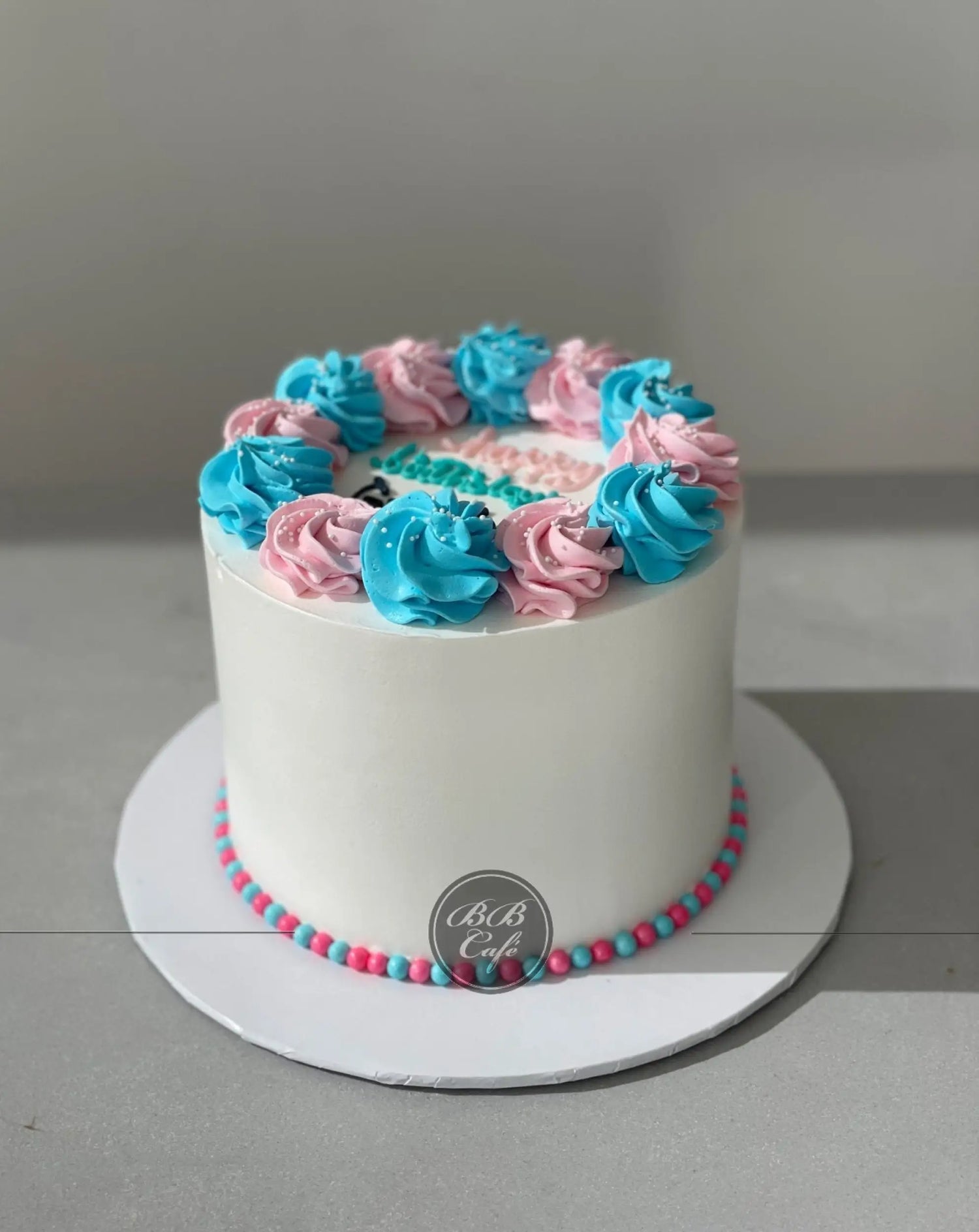 Simple swirls in whipped cream - custom cake