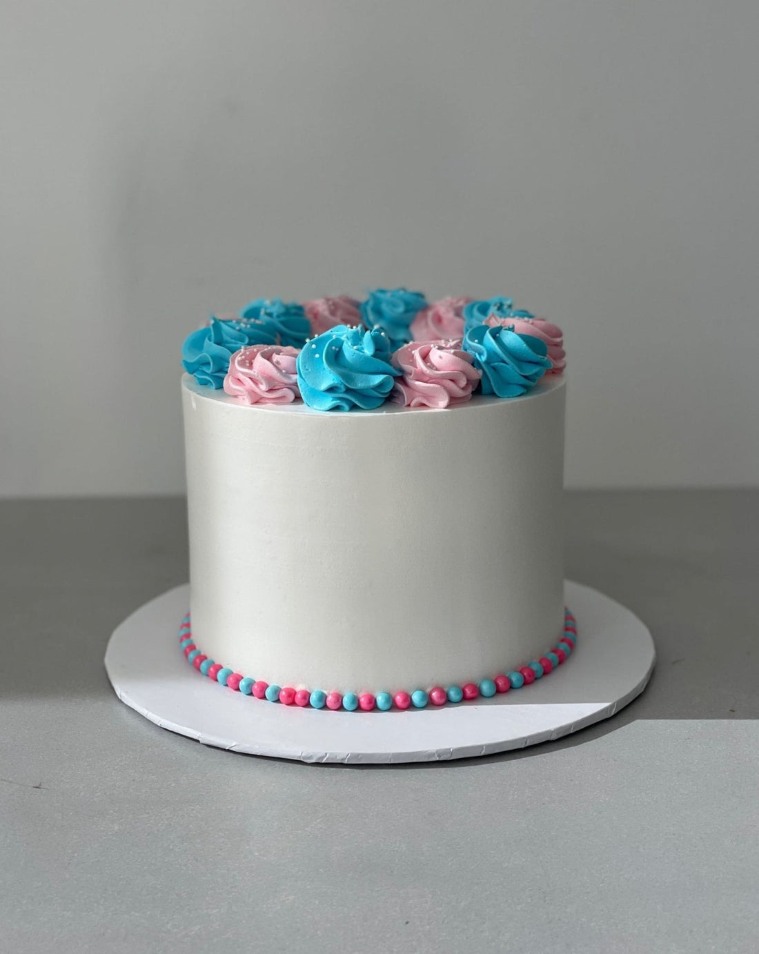 Simple swirls in whipped cream - custom cake