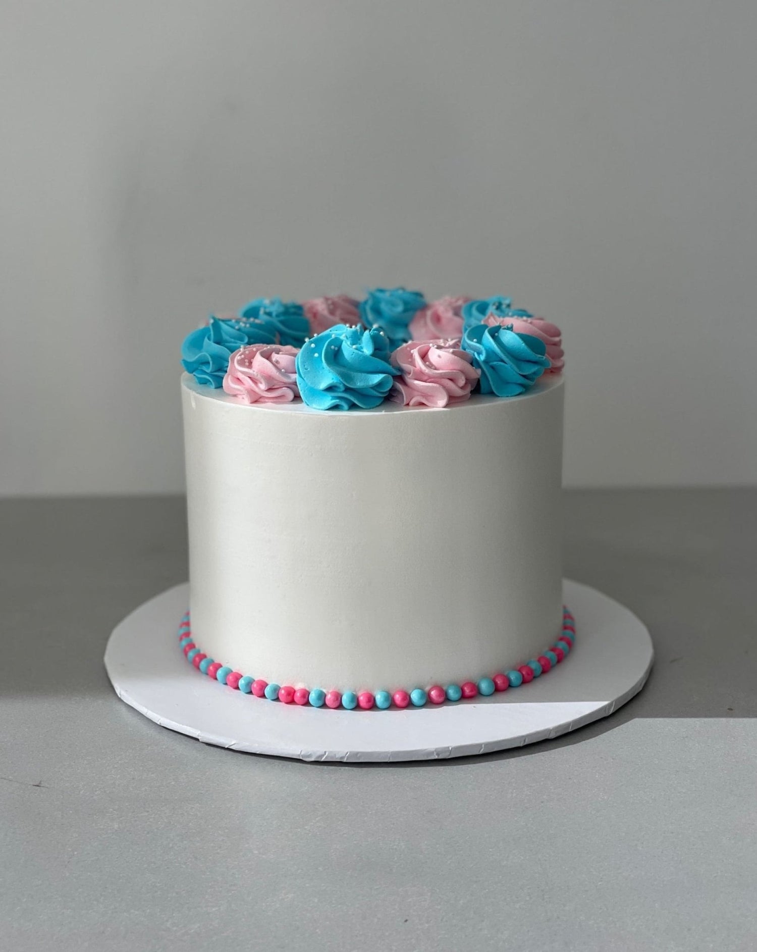 Simple swirls in whipped cream - custom cake