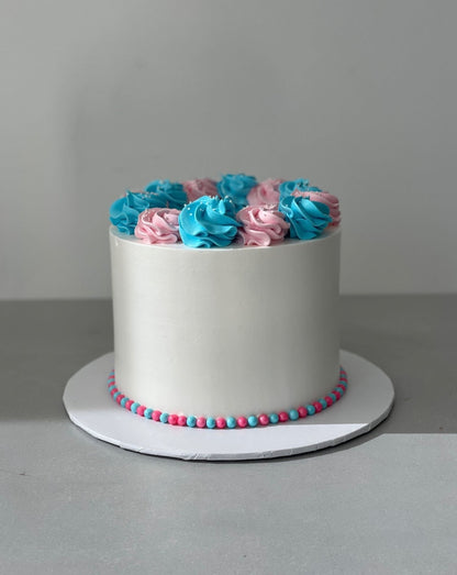 Simple swirls in whipped cream - custom cake