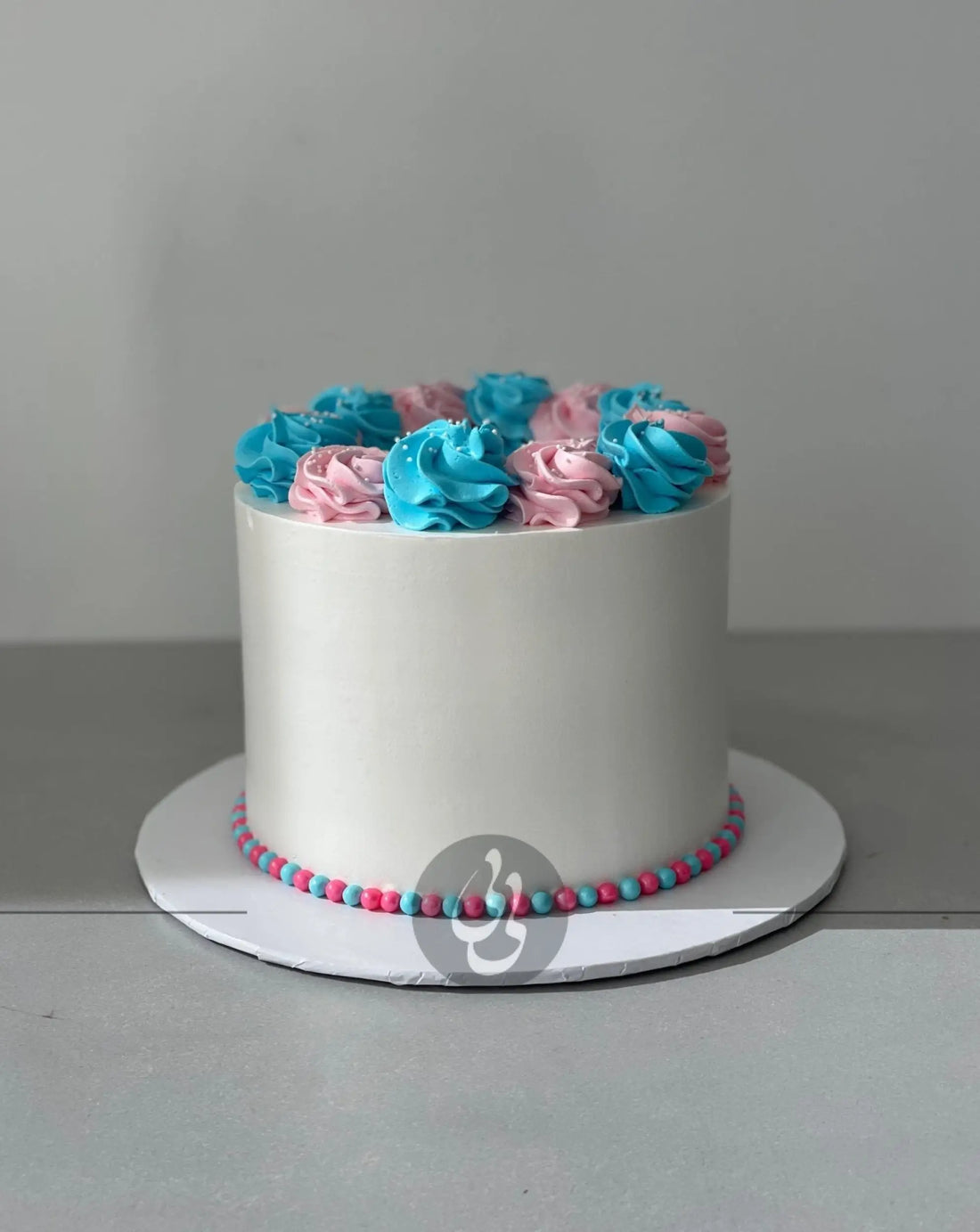 Simple swirls in whipped cream - custom cake