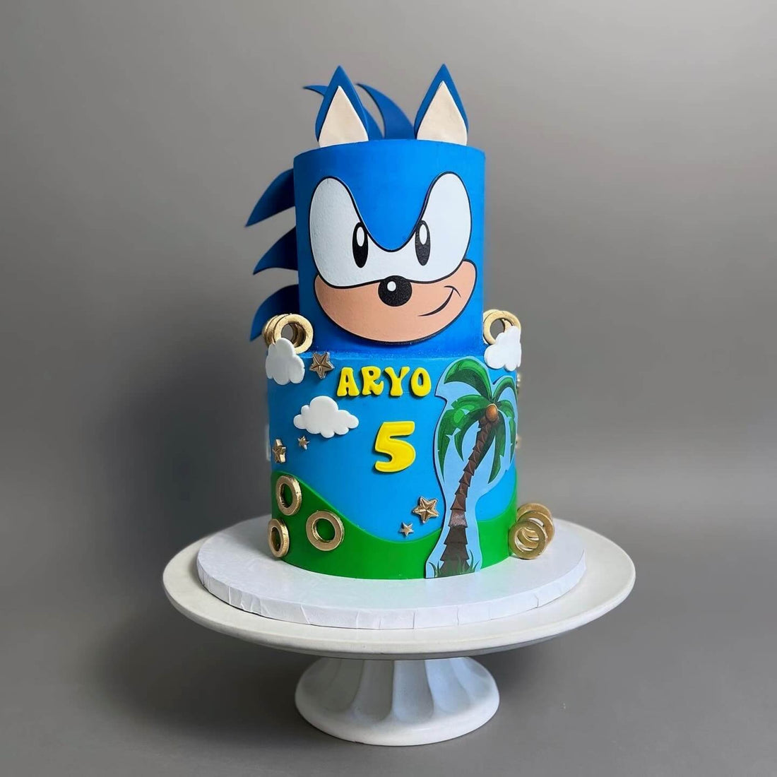 Sonic the hedgehog on buttercream - custom cake