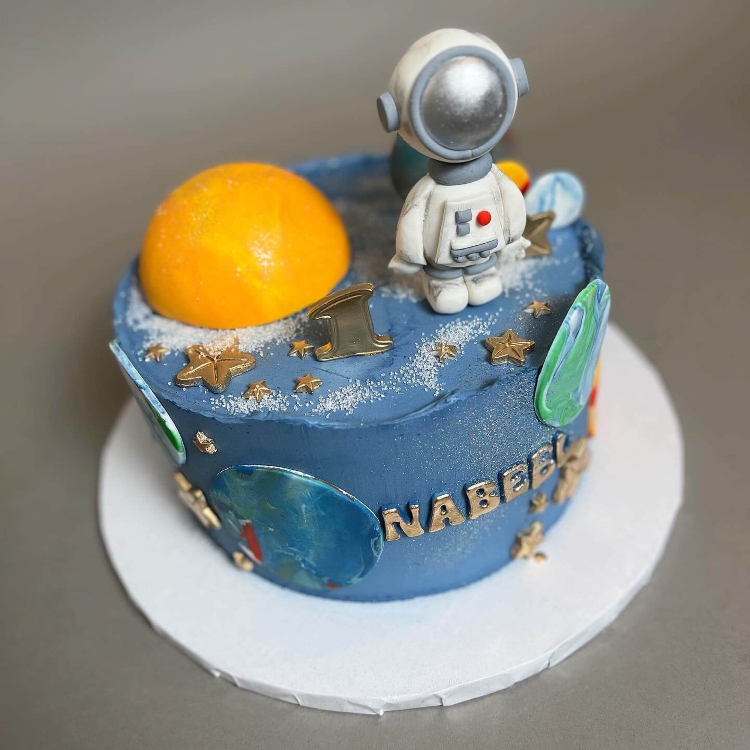Space astronaut &amp; planets on buttercream - custom cake